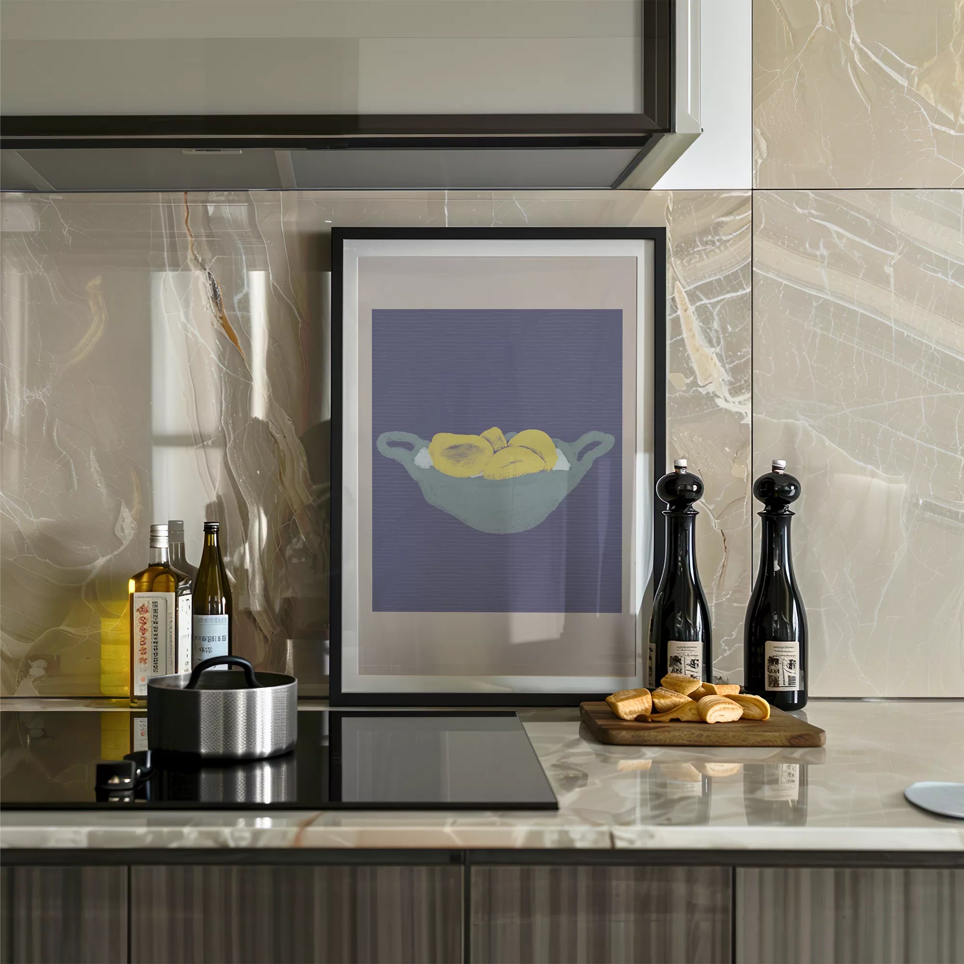 グレーのボウルに入った黄色いレモン パープル背景のモダンアート