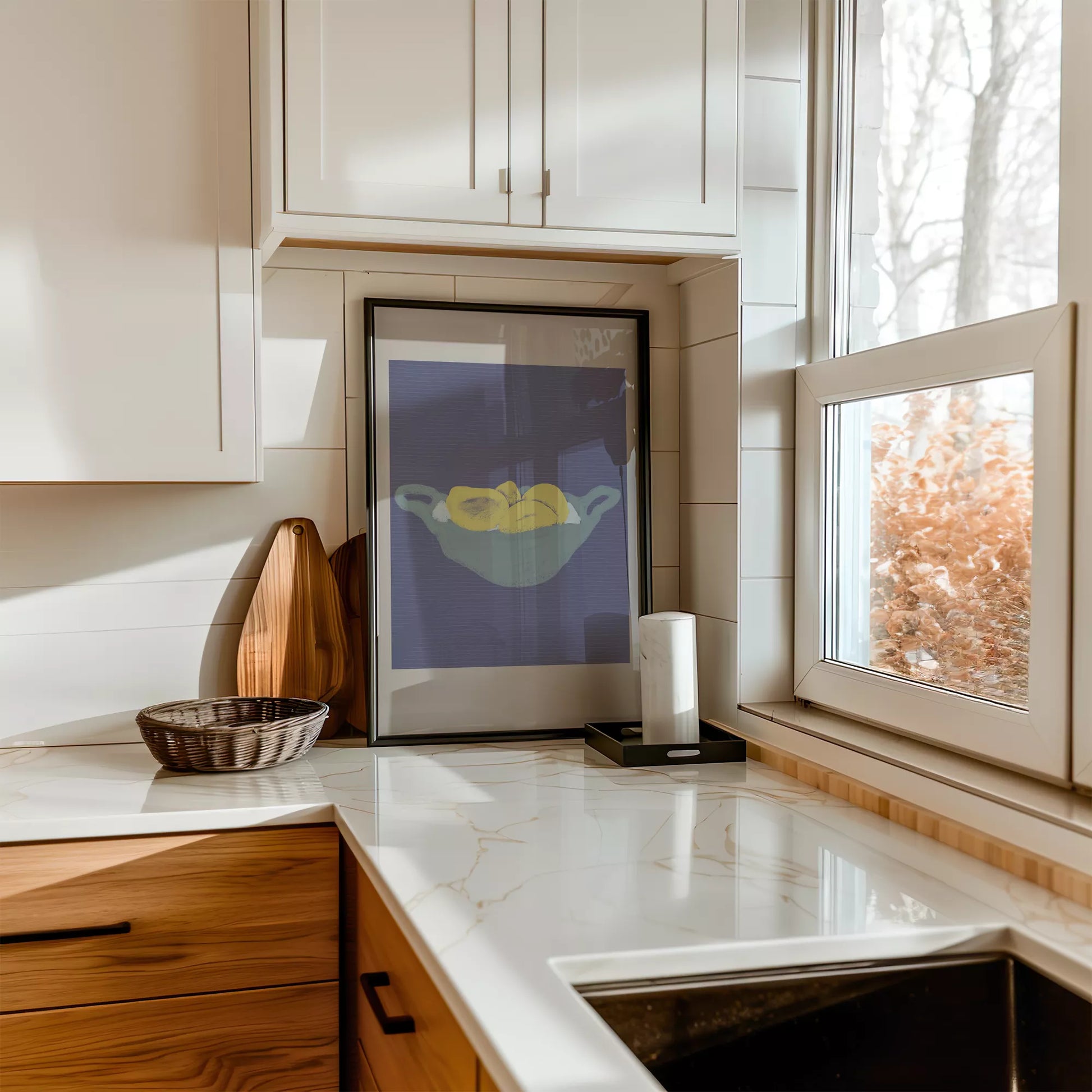 グレーのボウルに入った黄色いレモン パープル背景のモダンアート