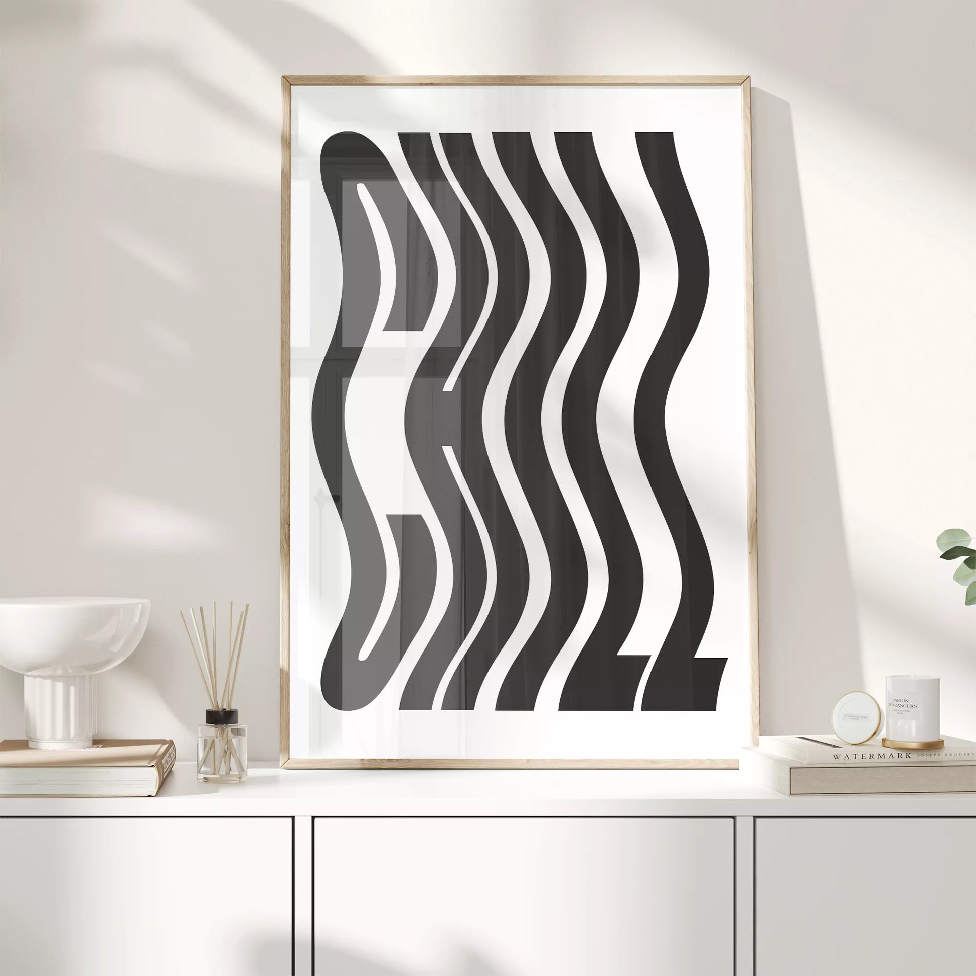 モダンな波状のタイポグラフィーアートプリント、白地に黒の抽象的な文字デザイン