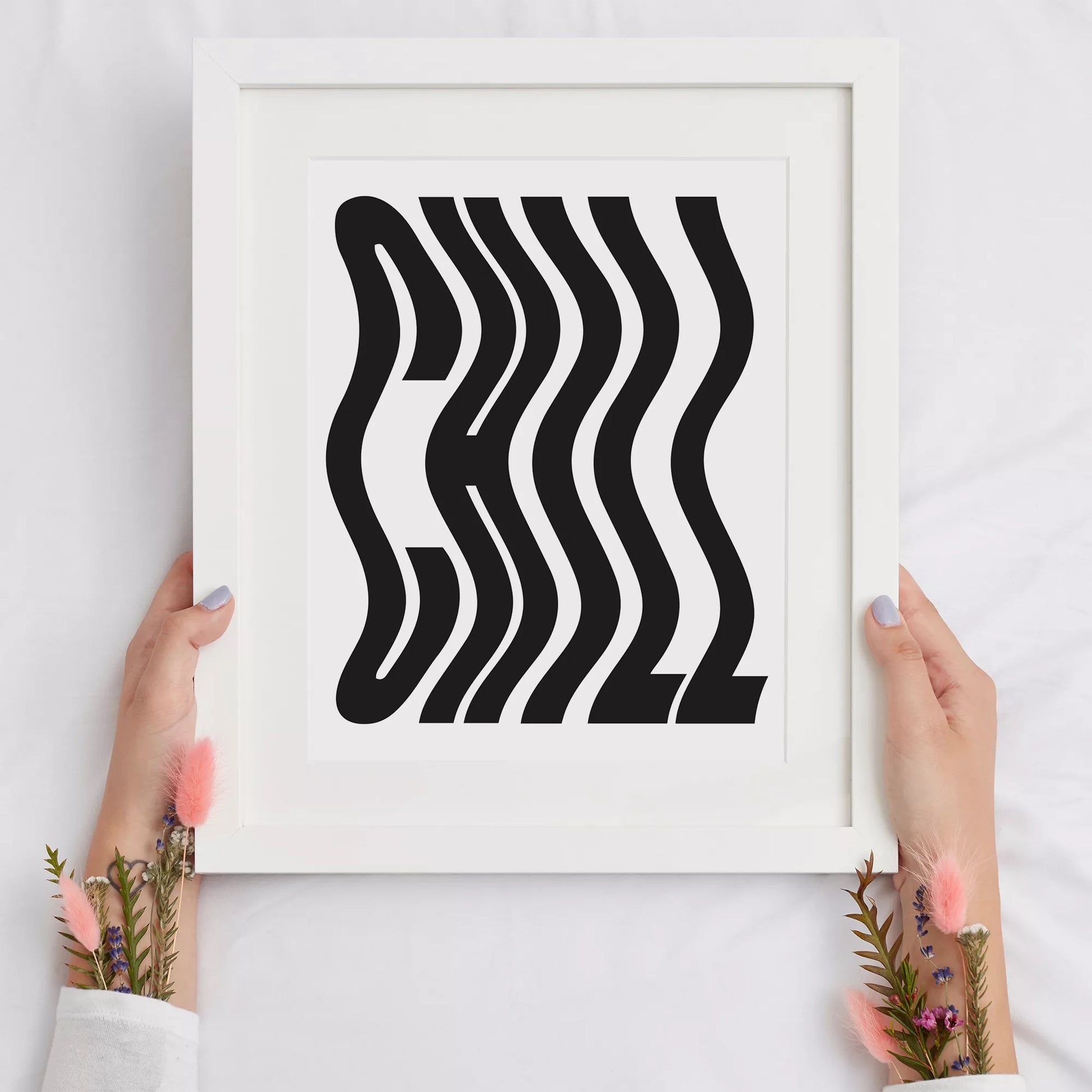 モダンな波状のタイポグラフィーアートプリント、白地に黒の抽象的な文字デザイン