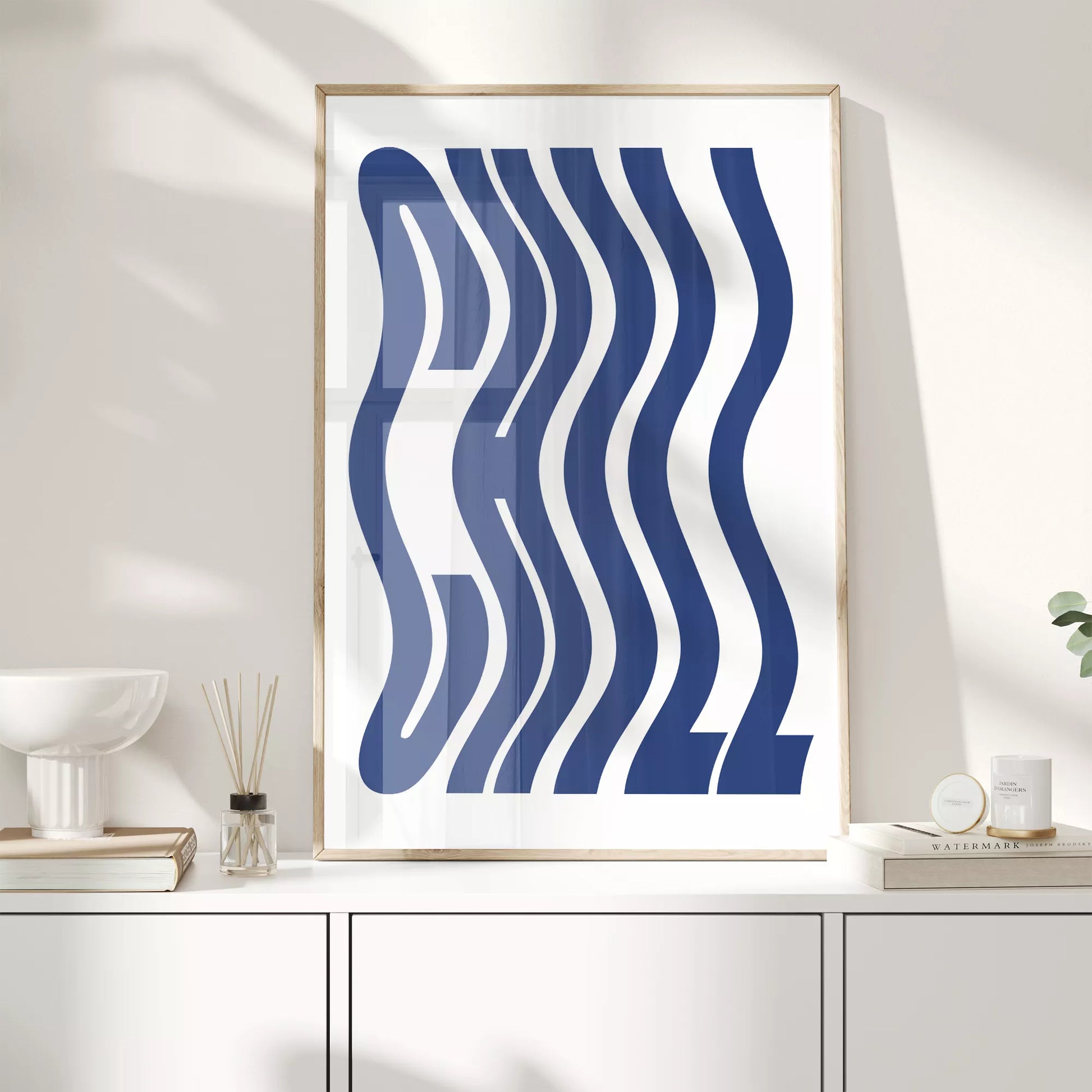 ネイビーブルーの波状タイポグラフィーが特徴的なモダンでミニマルなアートプリント。白い背景に映える洗練されたデザインで、現代的なインテリアに最適。
