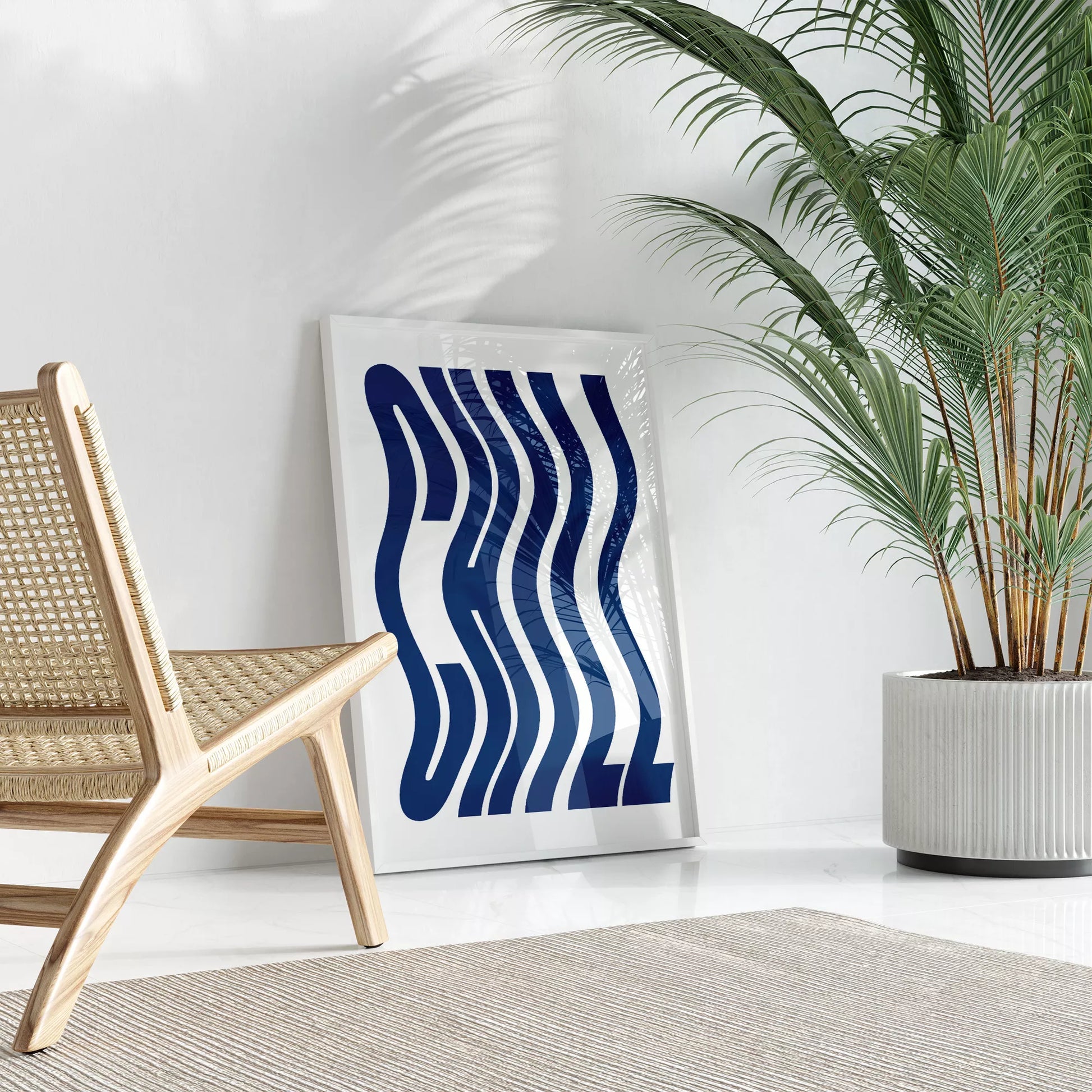 ネイビーブルーの波状タイポグラフィーが特徴的なモダンでミニマルなアートプリント。白い背景に映える洗練されたデザインで、現代的なインテリアに最適。