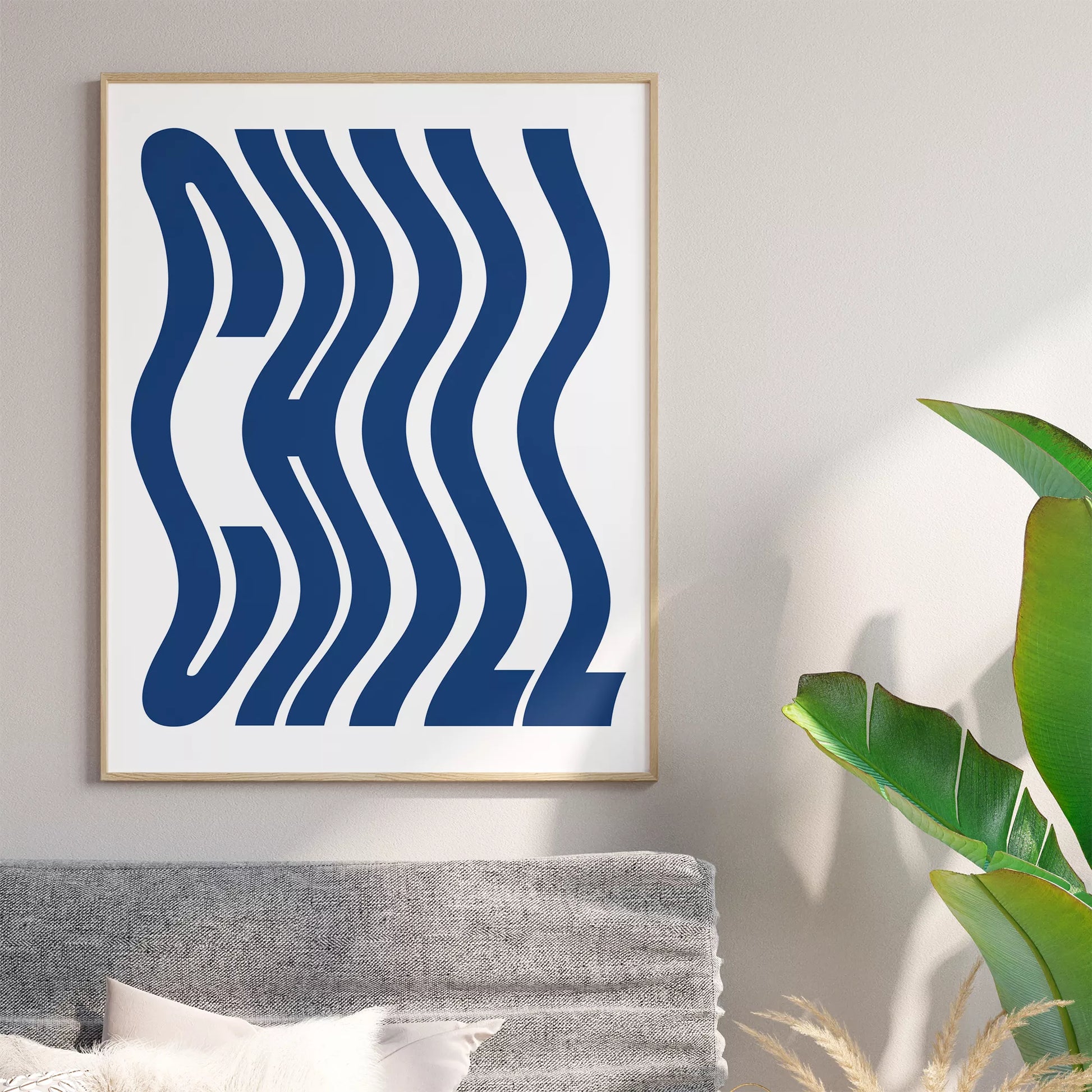 ネイビーブルーの波状タイポグラフィーが特徴的なモダンでミニマルなアートプリント。白い背景に映える洗練されたデザインで、現代的なインテリアに最適。