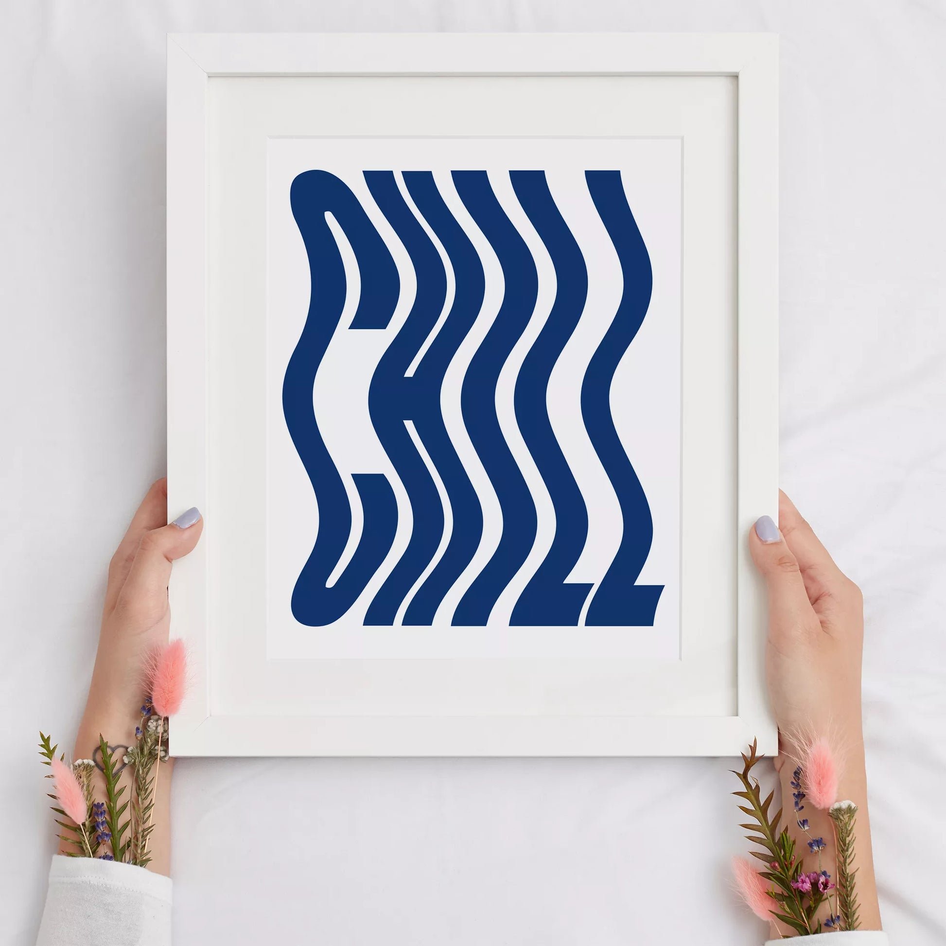 ネイビーブルーの波状タイポグラフィーが特徴的なモダンでミニマルなアートプリント。白い背景に映える洗練されたデザインで、現代的なインテリアに最適。