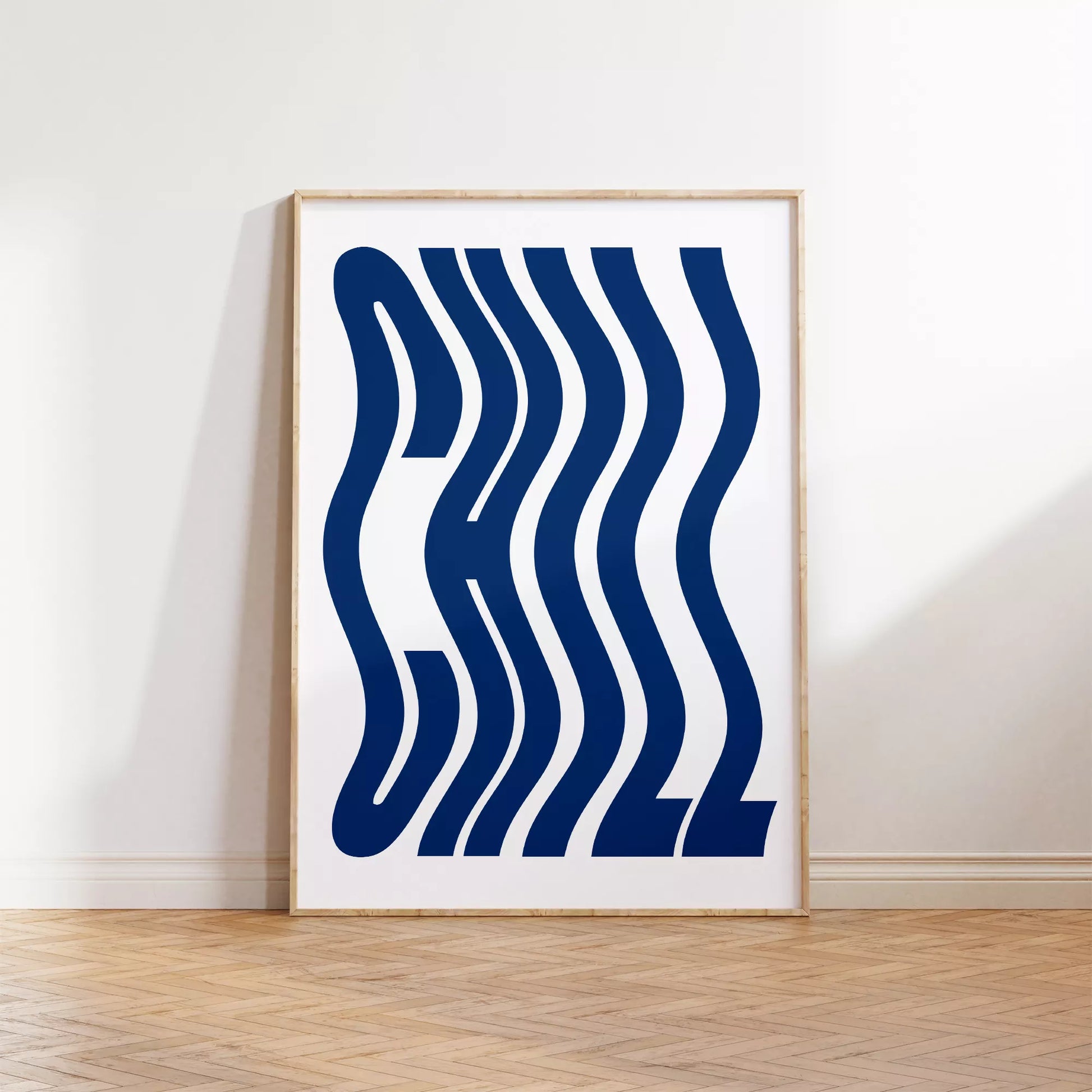 ネイビーブルーの波状タイポグラフィーが特徴的なモダンでミニマルなアートプリント。白い背景に映える洗練されたデザインで、現代的なインテリアに最適。