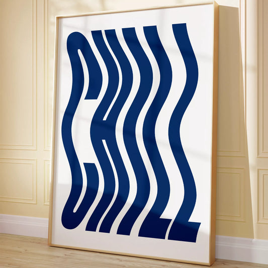 ネイビーブルーの波状タイポグラフィーが特徴的なモダンでミニマルなアートプリント。白い背景に映える洗練されたデザインで、現代的なインテリアに最適。