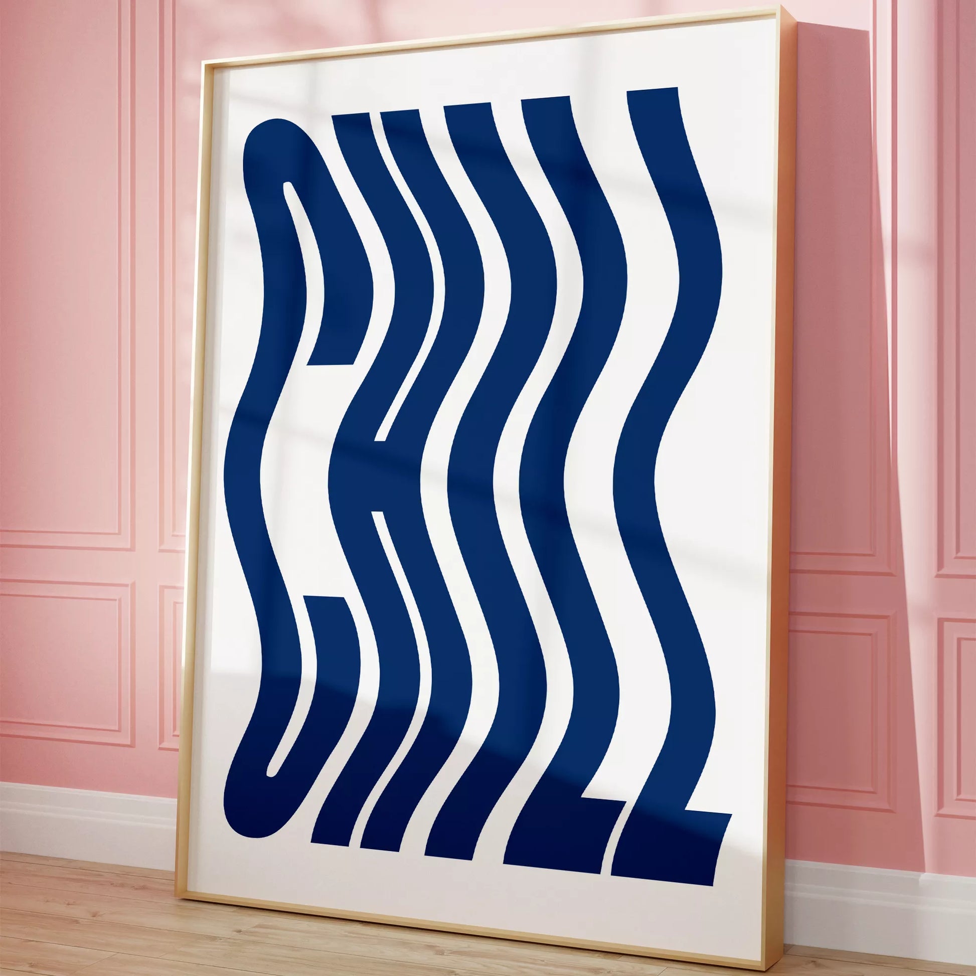 ネイビーブルーの波状タイポグラフィーが特徴的なモダンでミニマルなアートプリント。白い背景に映える洗練されたデザインで、現代的なインテリアに最適。