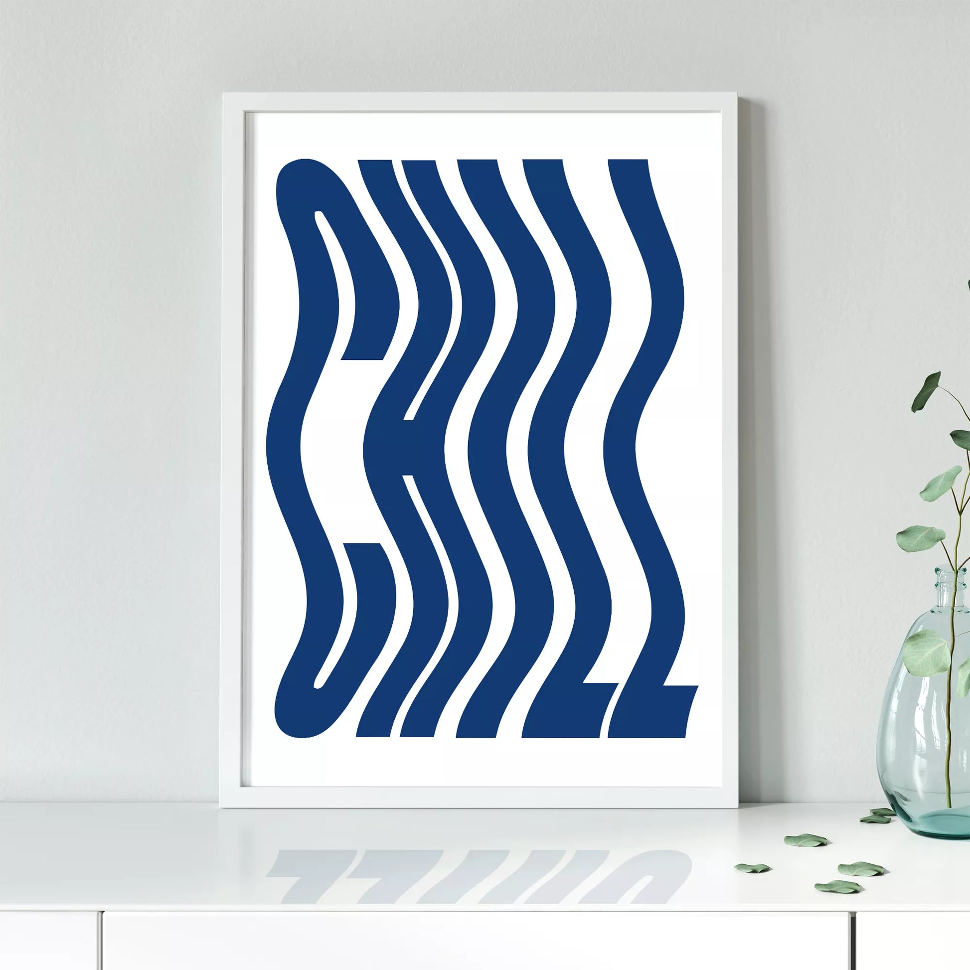 ネイビーブルーの波状タイポグラフィーが特徴的なモダンでミニマルなアートプリント。白い背景に映える洗練されたデザインで、現代的なインテリアに最適。