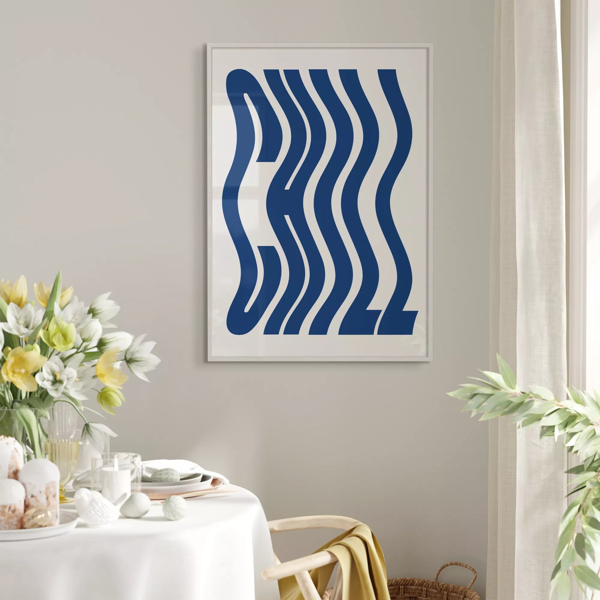 ネイビーブルーの波状タイポグラフィーが特徴的なモダンでミニマルなアートプリント。白い背景に映える洗練されたデザインで、現代的なインテリアに最適。