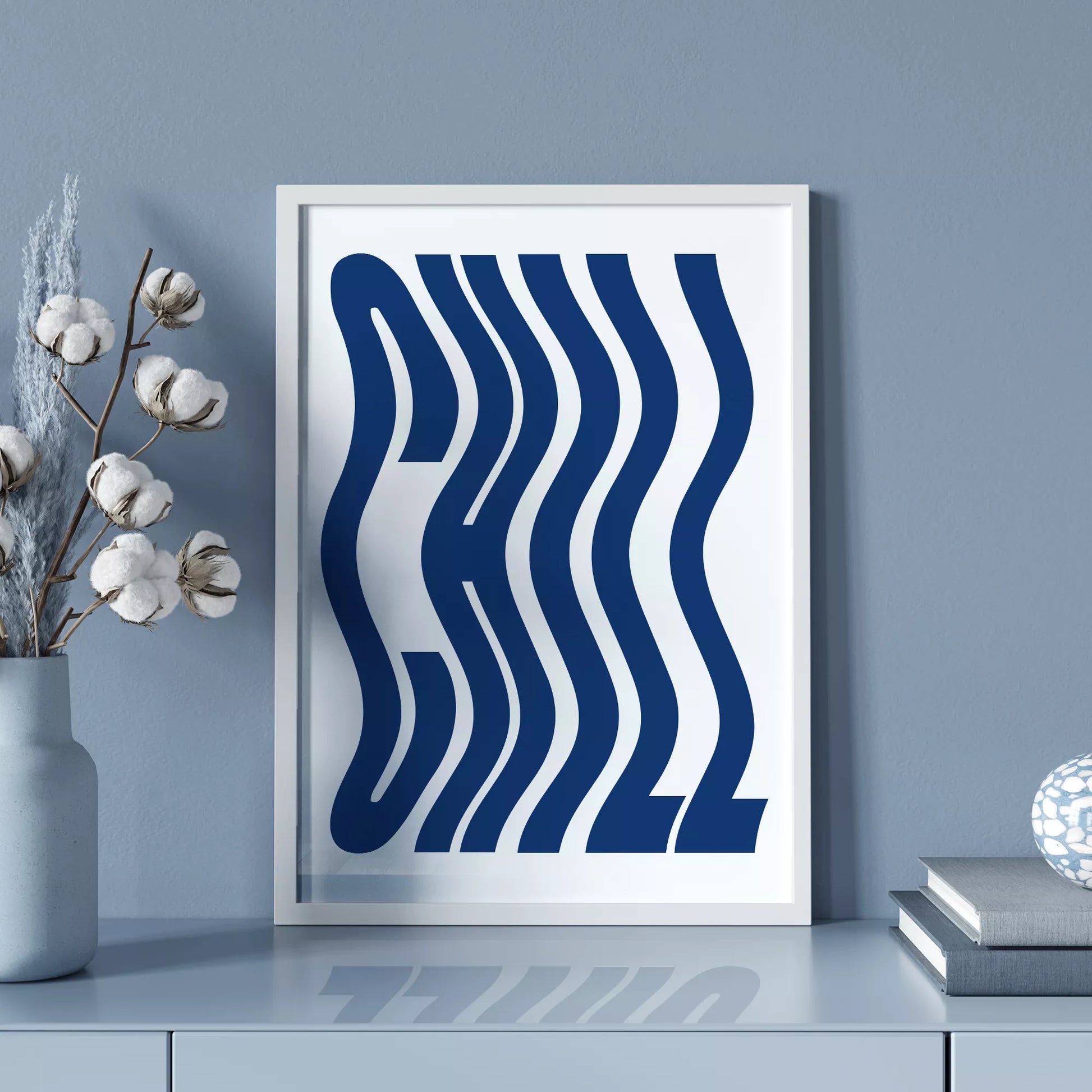 ネイビーブルーの波状タイポグラフィーが特徴的なモダンでミニマルなアートプリント。白い背景に映える洗練されたデザインで、現代的なインテリアに最適。
