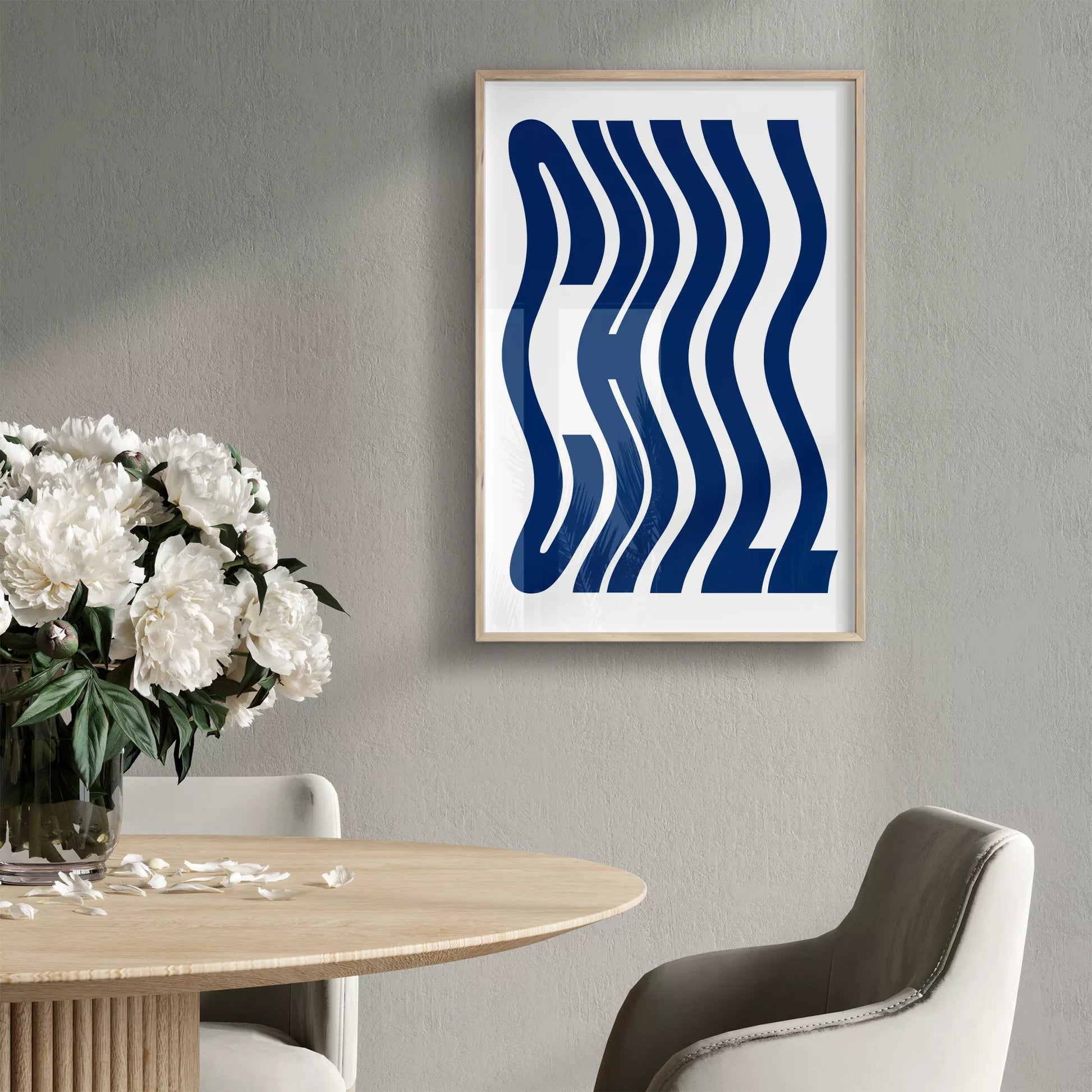 ネイビーブルーの波状タイポグラフィーが特徴的なモダンでミニマルなアートプリント。白い背景に映える洗練されたデザインで、現代的なインテリアに最適。
