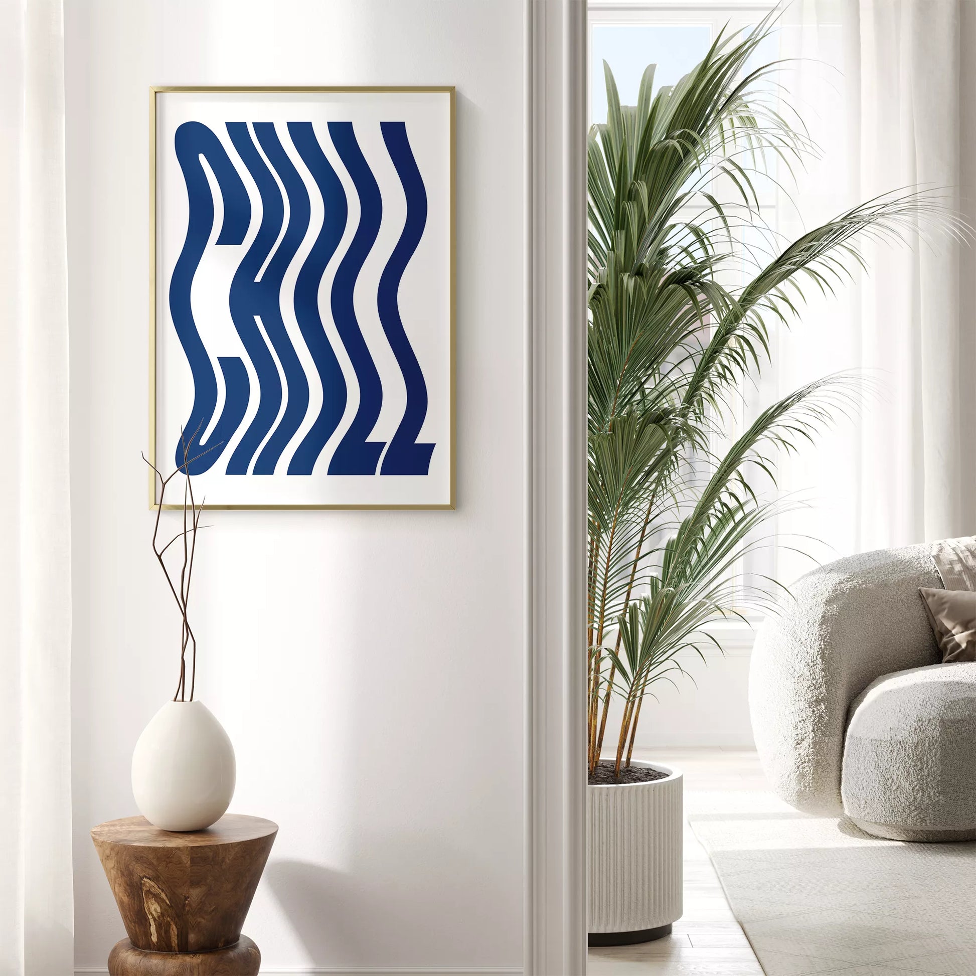 ネイビーブルーの波状タイポグラフィーが特徴的なモダンでミニマルなアートプリント。白い背景に映える洗練されたデザインで、現代的なインテリアに最適。