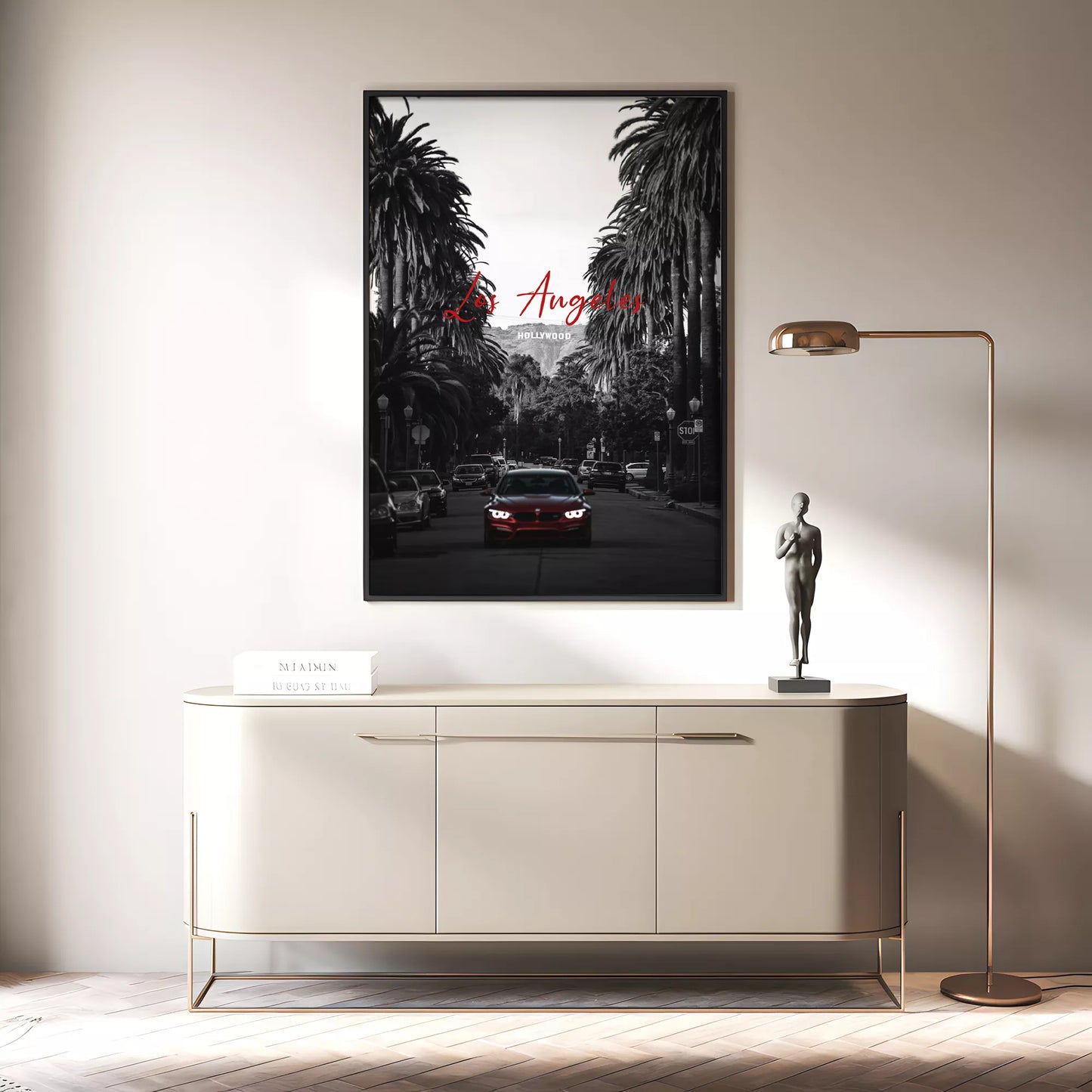 モノクロームのロサンゼルス風景と赤い車のアクセント