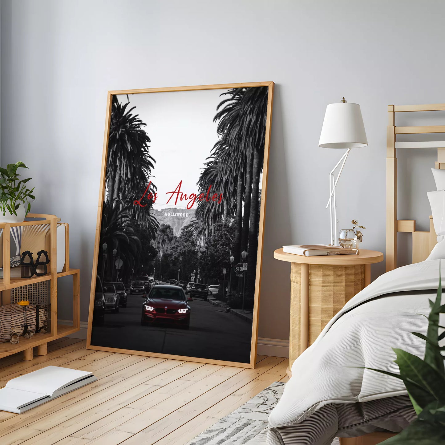 モノクロームのロサンゼルス風景と赤い車のアクセント