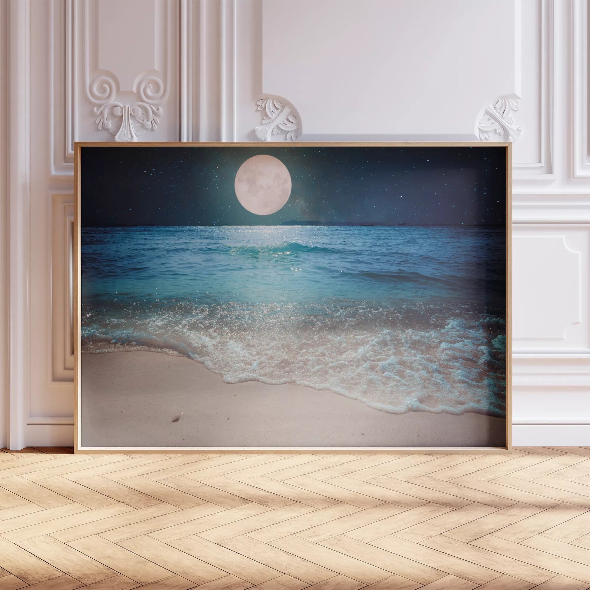 月光に照らされた夜の海辺、穏やかな波と満月の風景