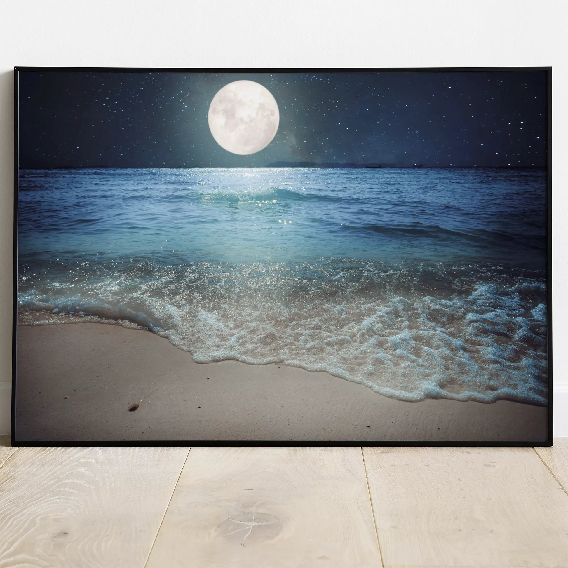 月光に照らされた夜の海辺、穏やかな波と満月の風景