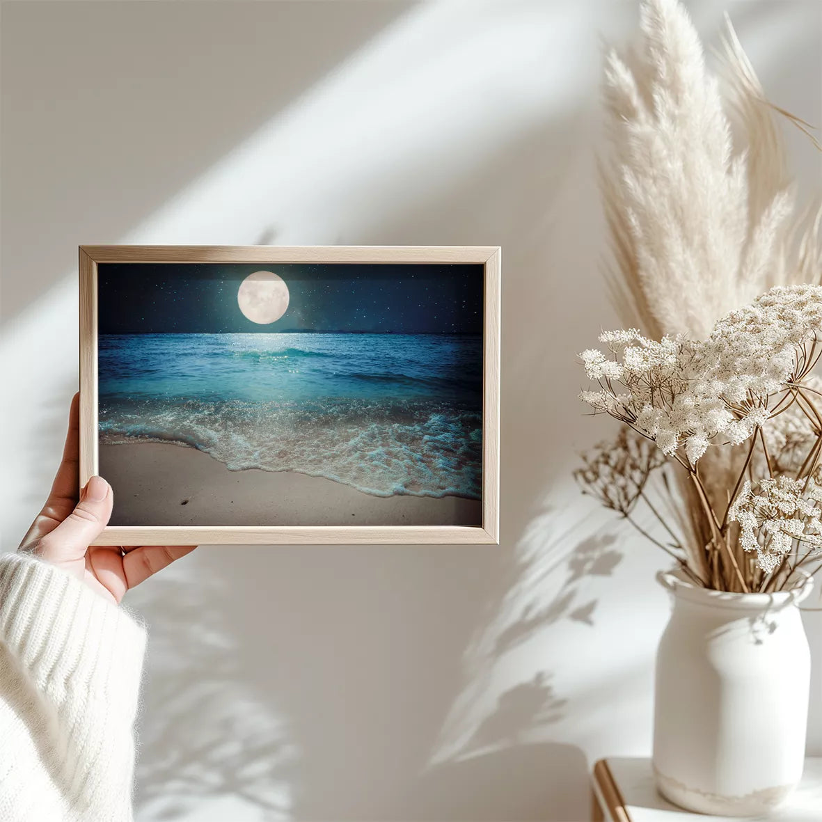 月光に照らされた夜の海辺、穏やかな波と満月の風景