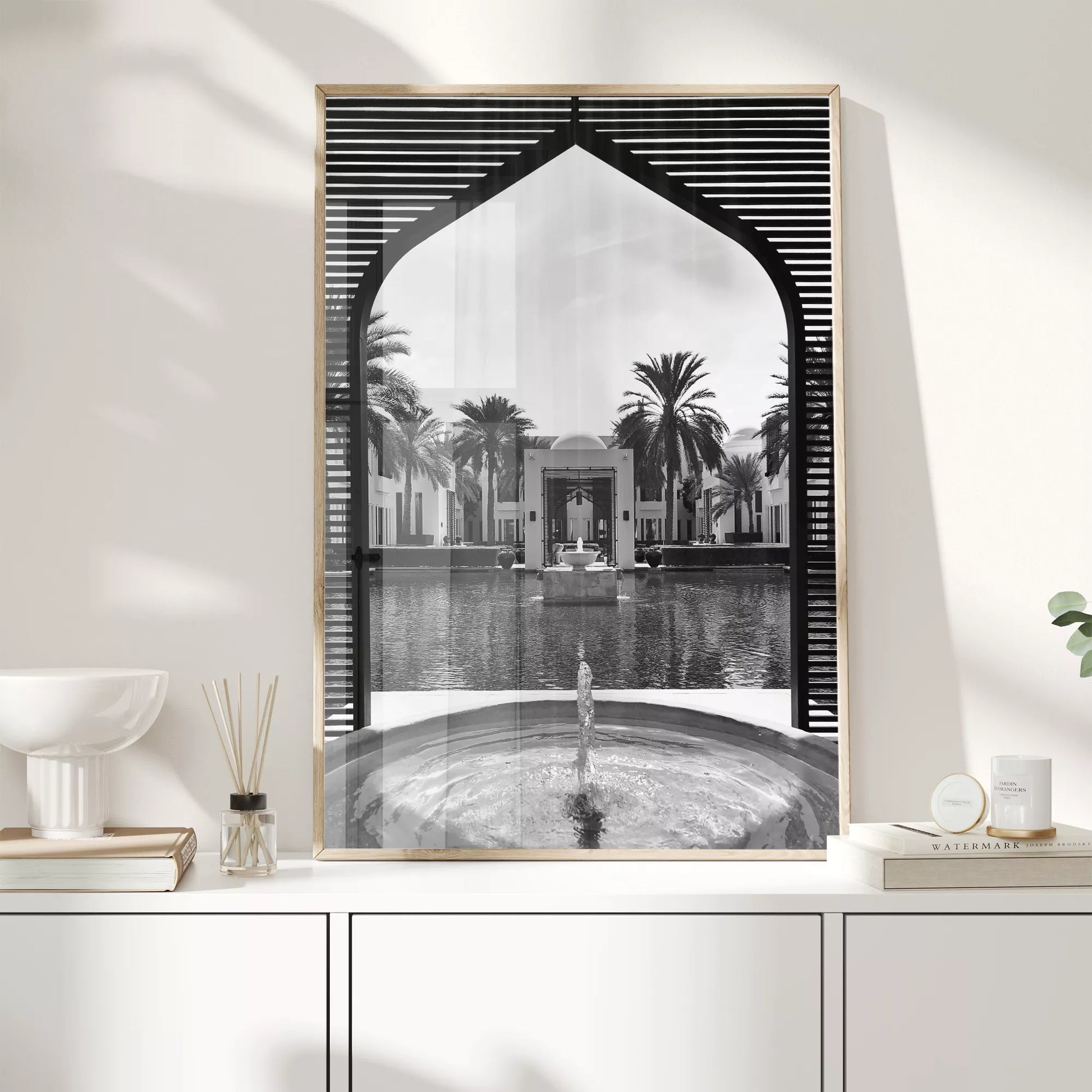 モロッコ風アーチとヤシの木の噴水が描かれたモノクロアートプリント