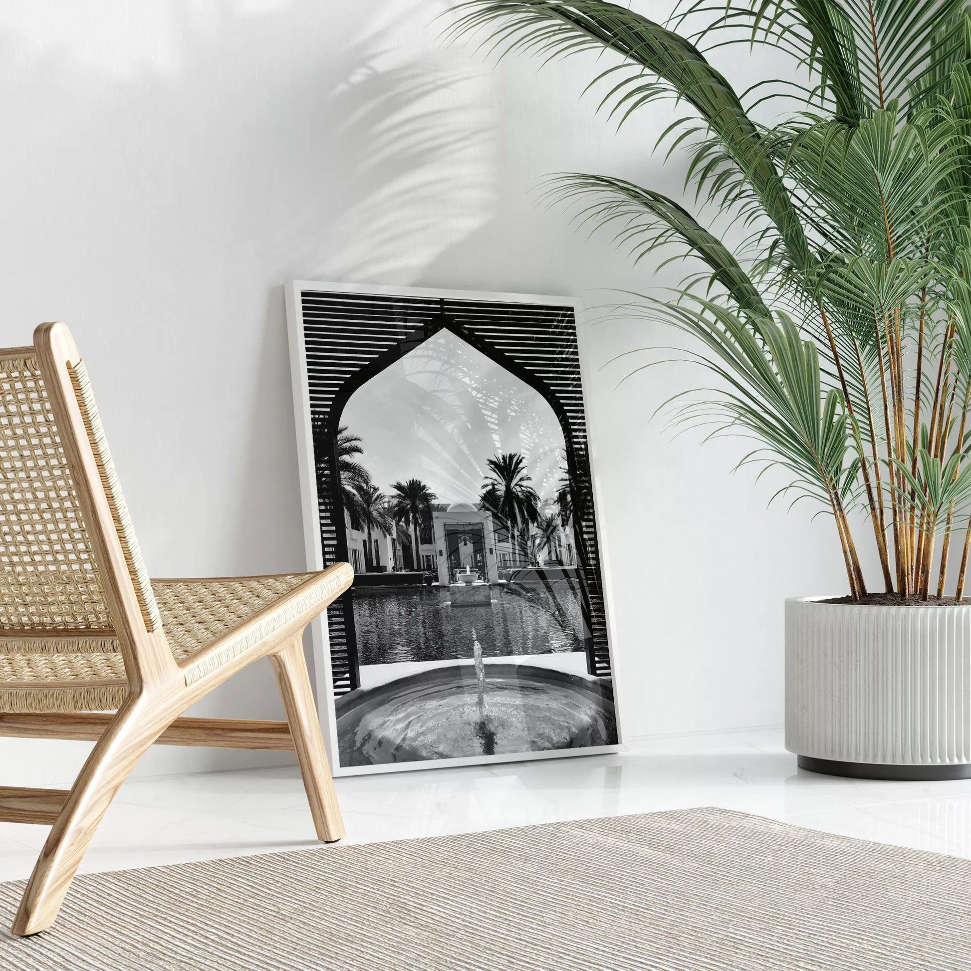 モロッコ風アーチとヤシの木の噴水が描かれたモノクロアートプリント