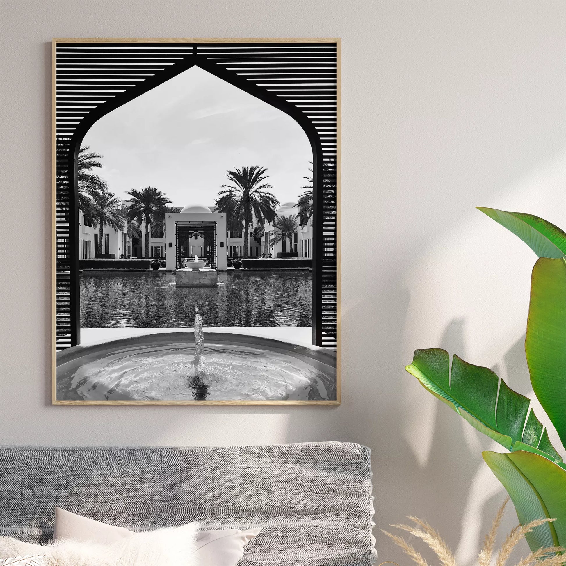 モロッコ風アーチとヤシの木の噴水が描かれたモノクロアートプリント