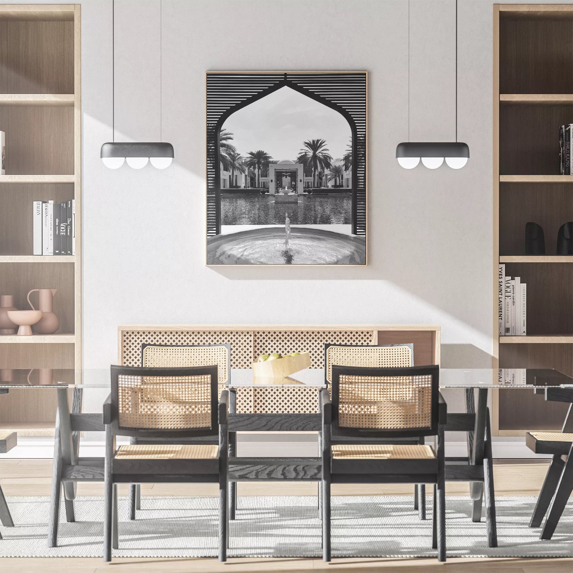 モロッコ風アーチとヤシの木の噴水が描かれたモノクロアートプリント