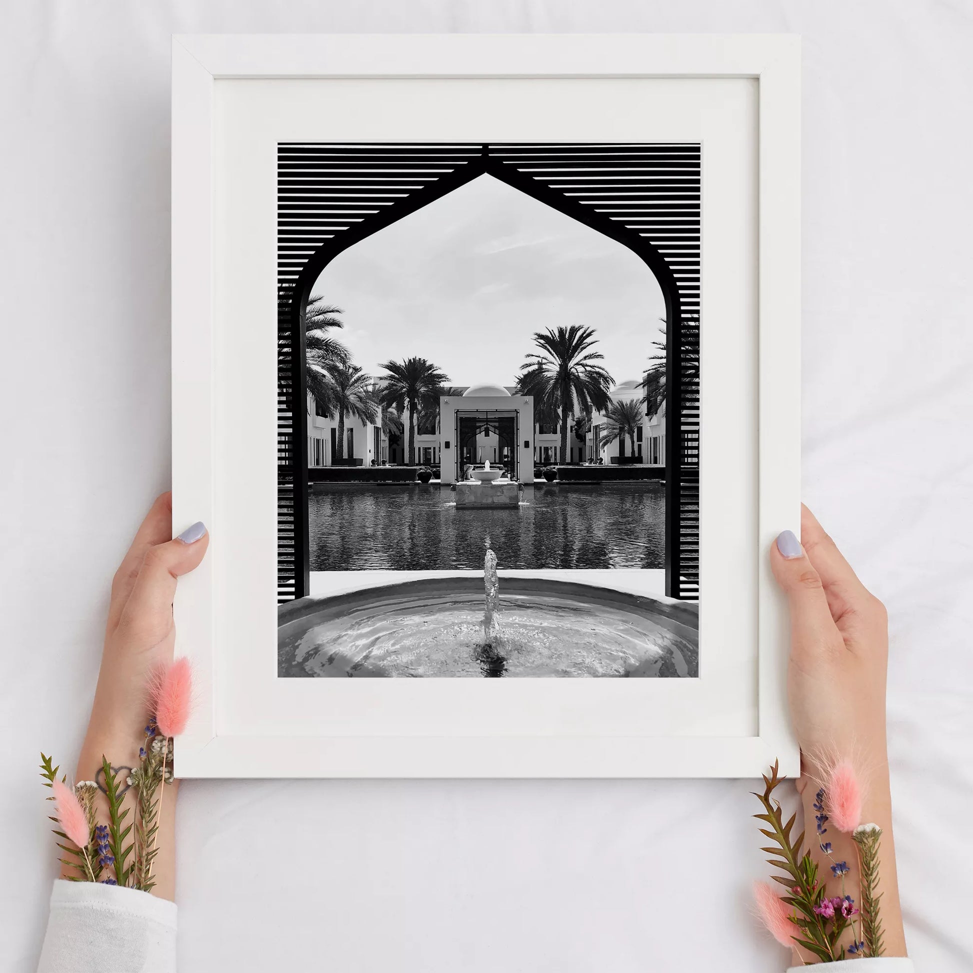 モロッコ風アーチとヤシの木の噴水が描かれたモノクロアートプリント