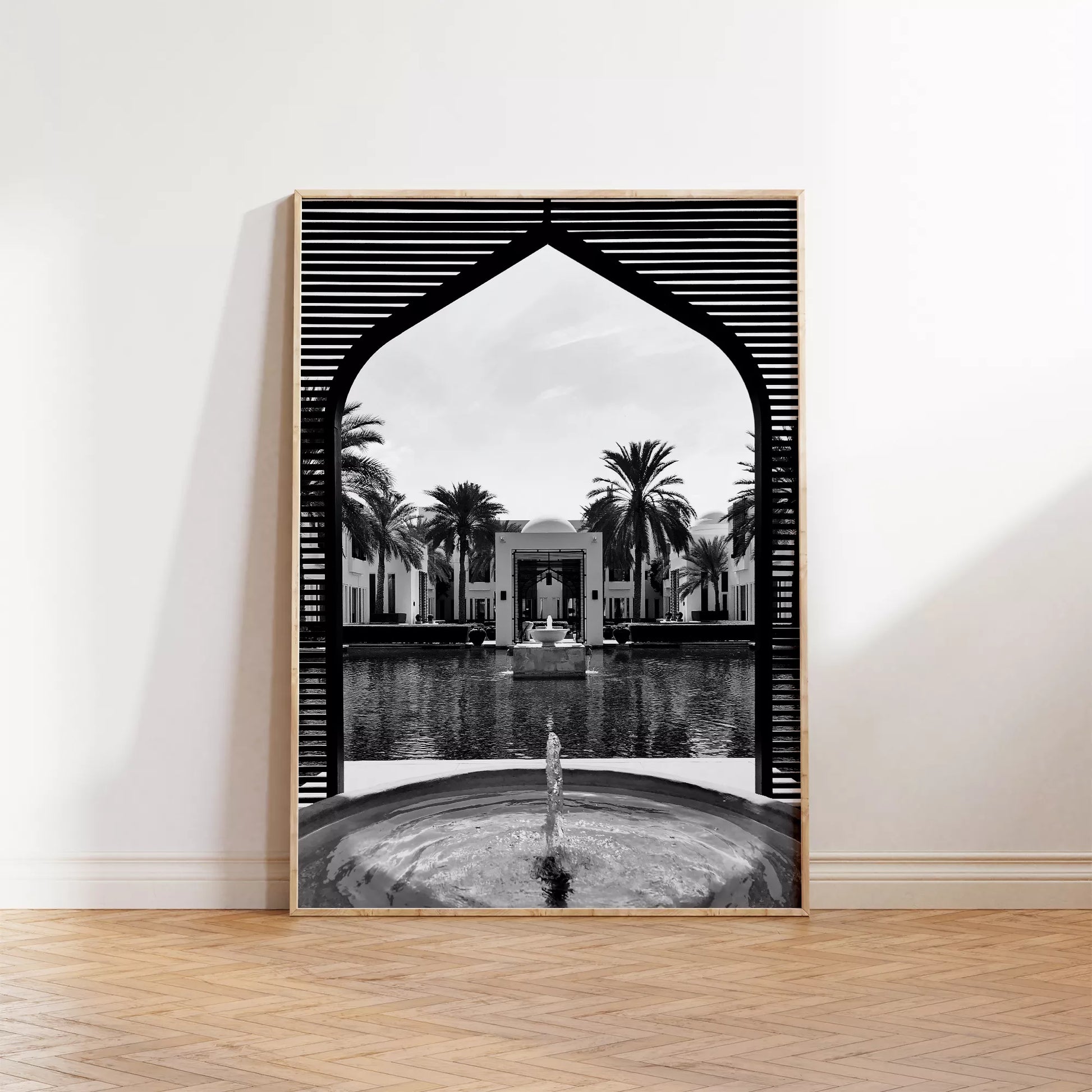 モロッコ風アーチとヤシの木の噴水が描かれたモノクロアートプリント