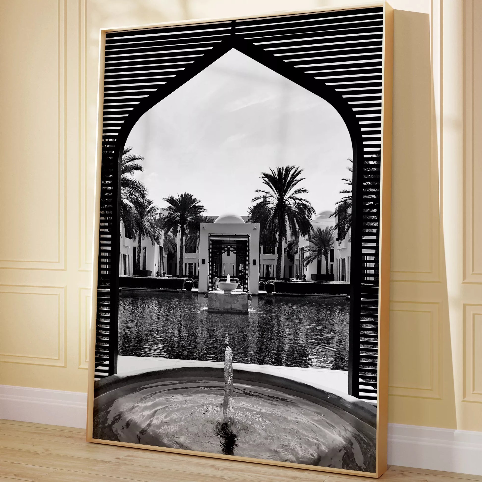 モロッコ風アーチとヤシの木の噴水が描かれたモノクロアートプリント