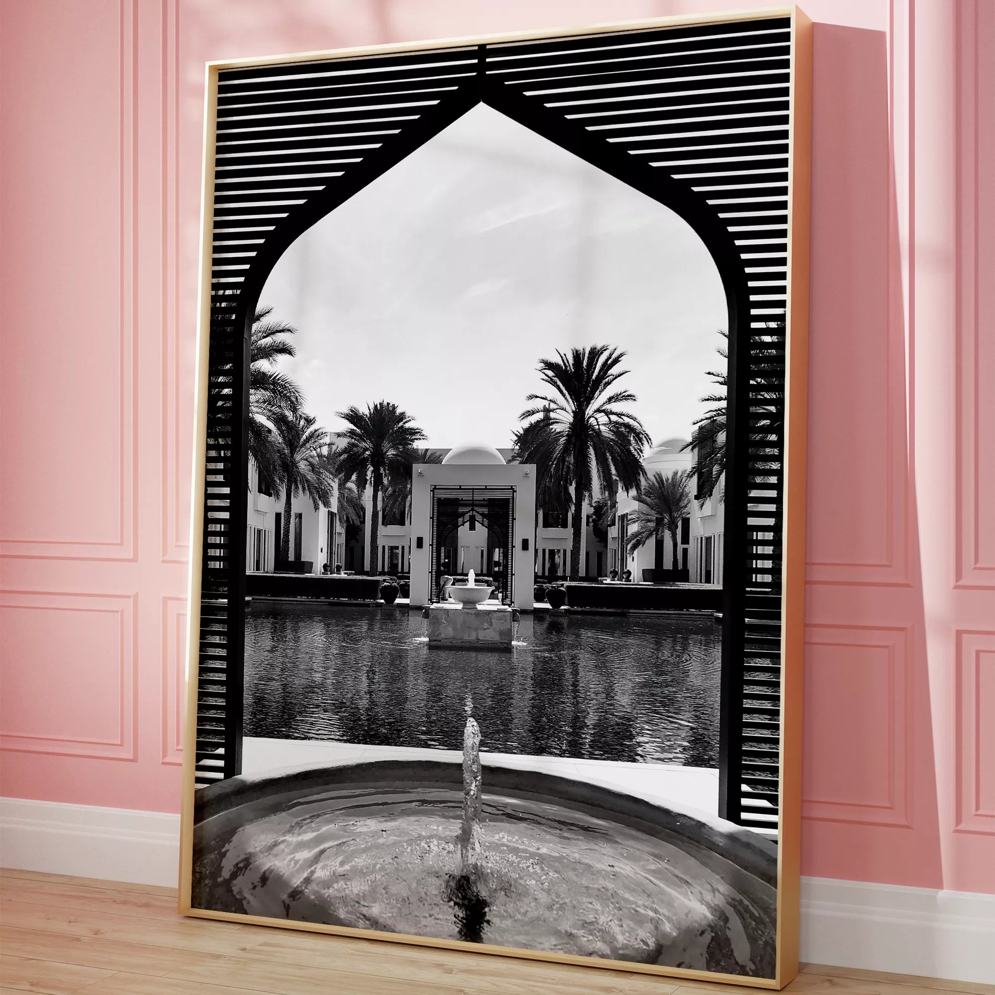 モロッコ風アーチとヤシの木の噴水が描かれたモノクロアートプリント