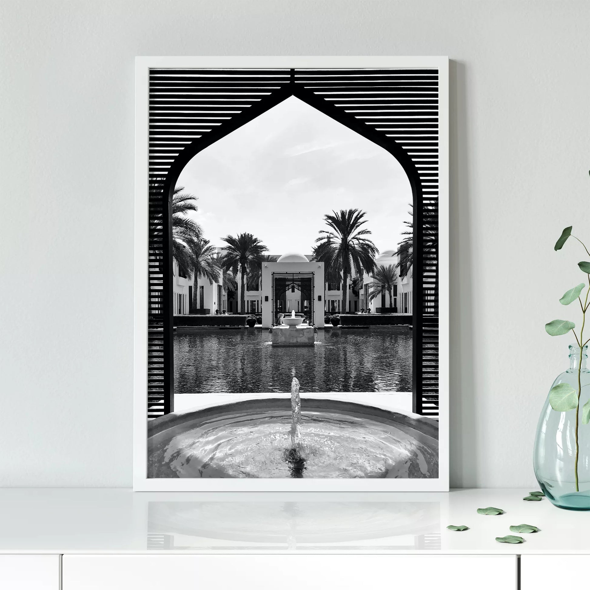 モロッコ風アーチとヤシの木の噴水が描かれたモノクロアートプリント