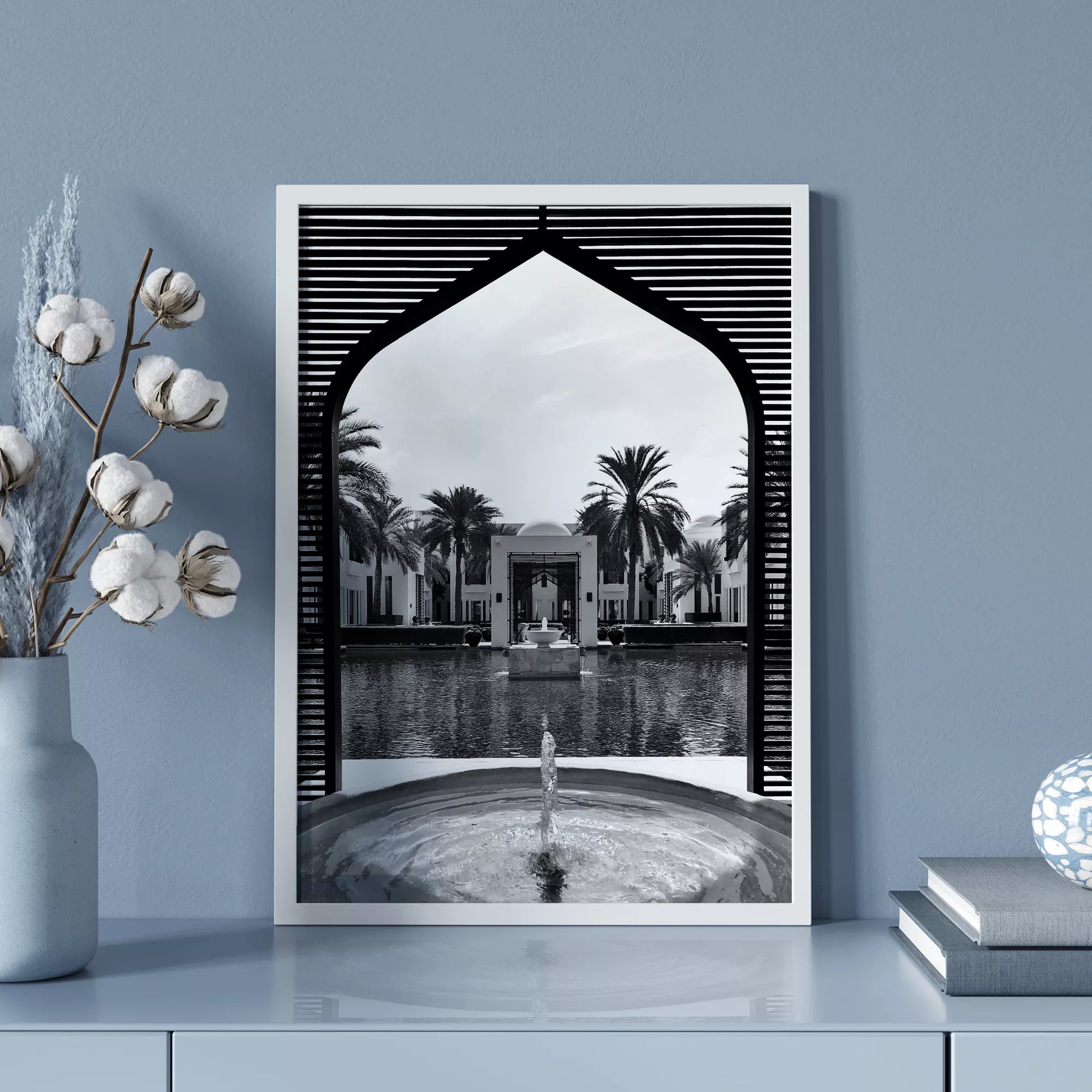 モロッコ風アーチとヤシの木の噴水が描かれたモノクロアートプリント