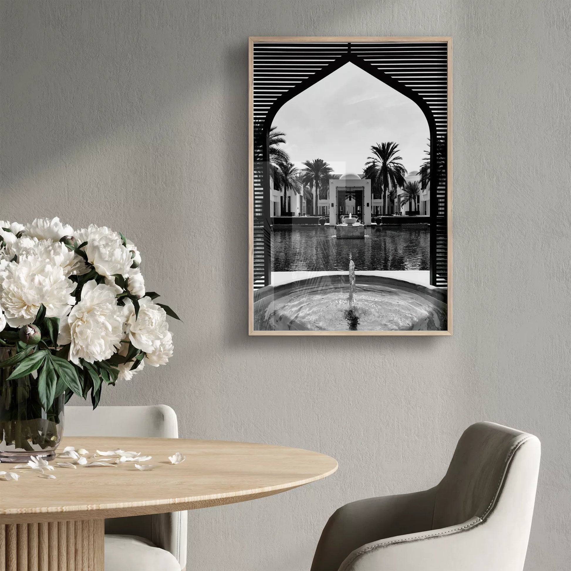モロッコ風アーチとヤシの木の噴水が描かれたモノクロアートプリント