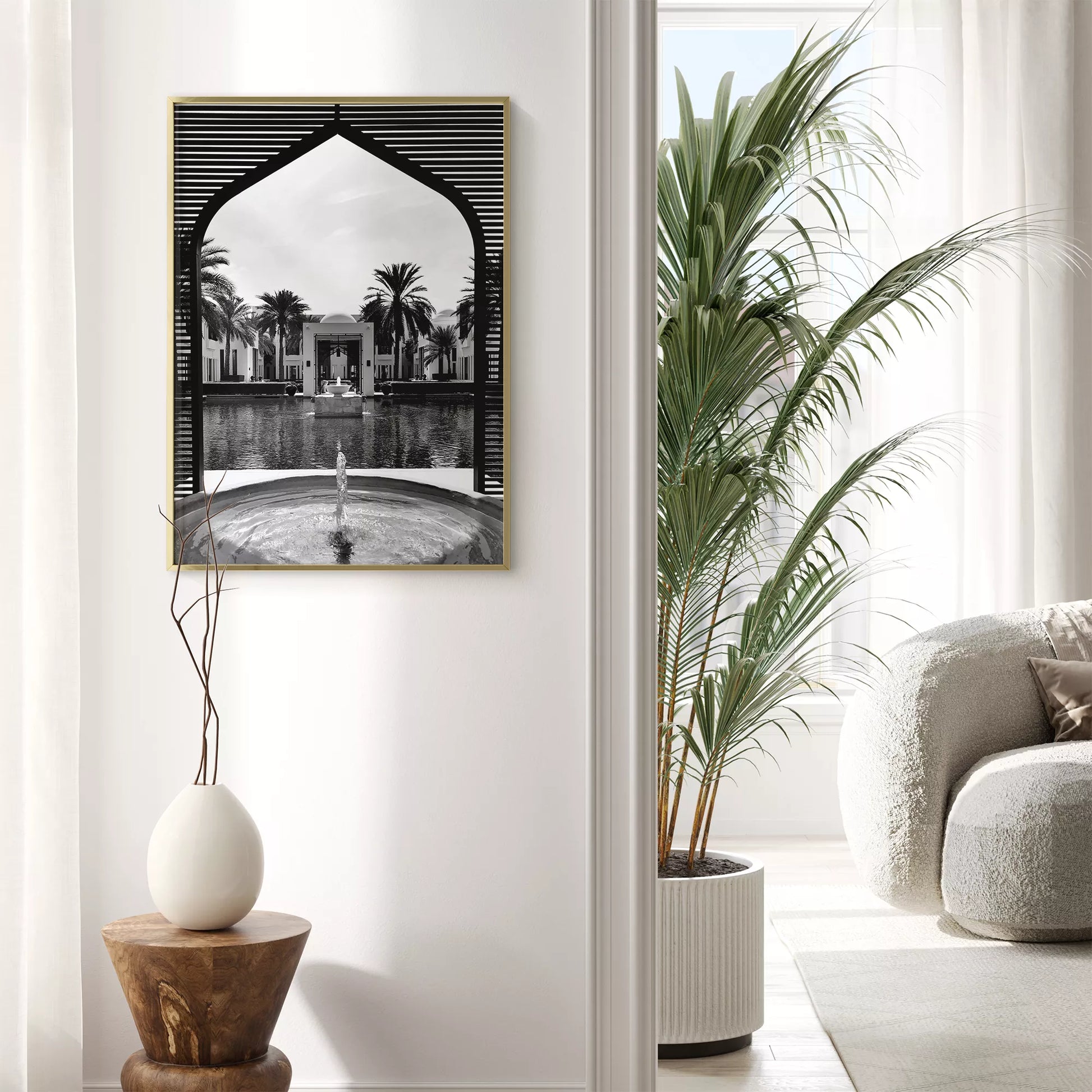 モロッコ風アーチとヤシの木の噴水が描かれたモノクロアートプリント