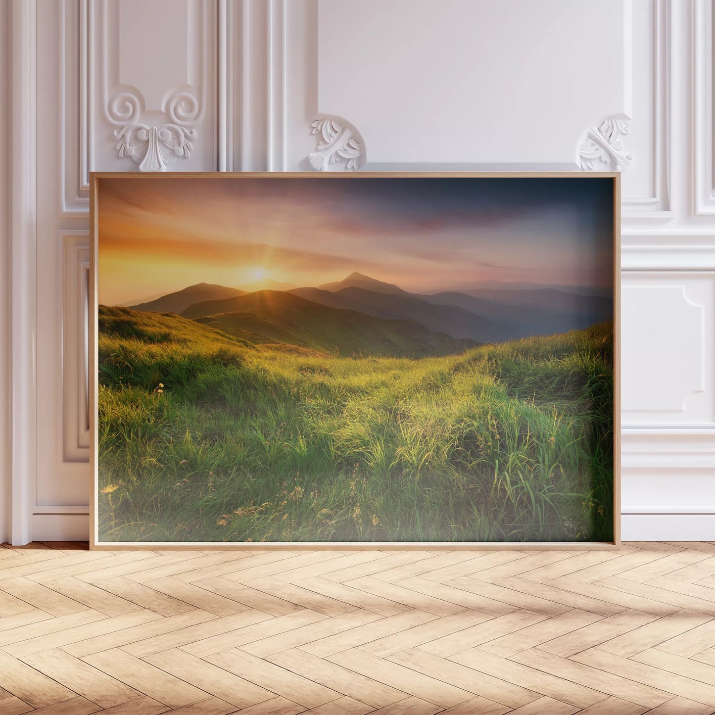 山の日の出と緑の草原が織りなす自然風景