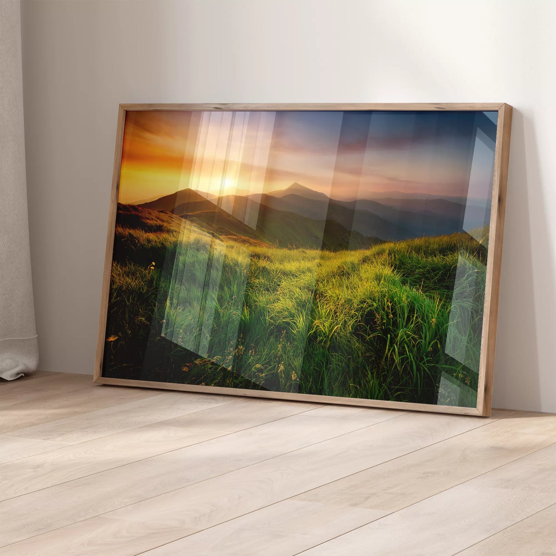 山の日の出と緑の草原が織りなす自然風景