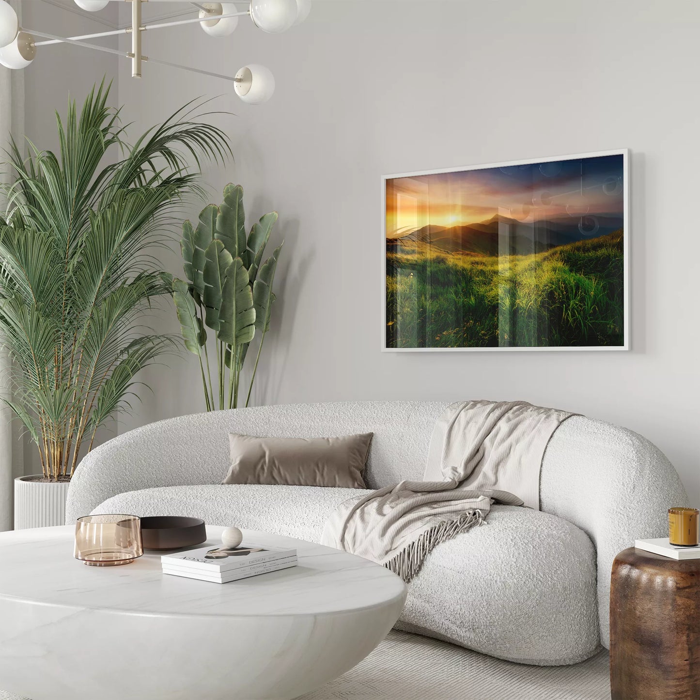 山の日の出と緑の草原が織りなす自然風景