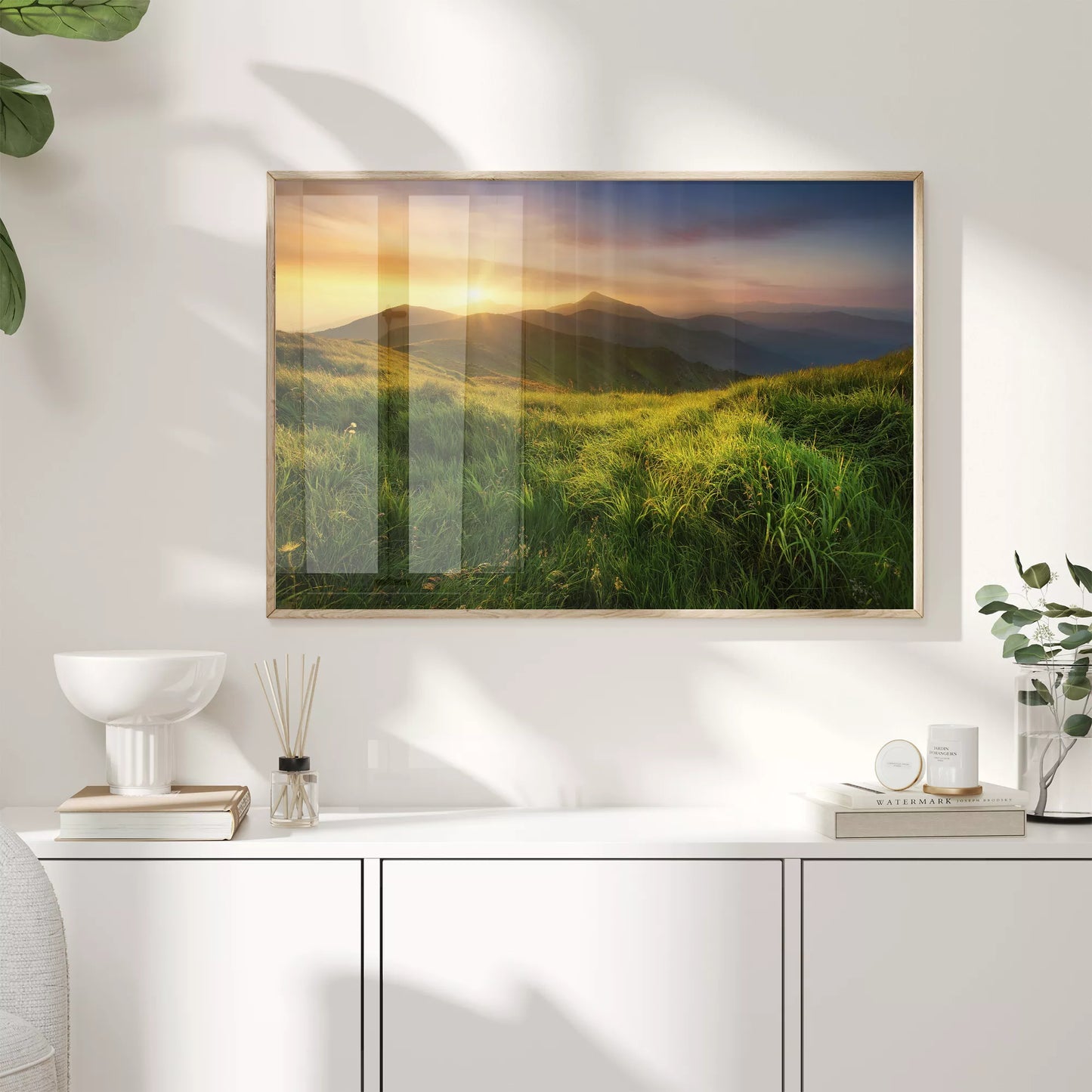 山の日の出と緑の草原が織りなす自然風景