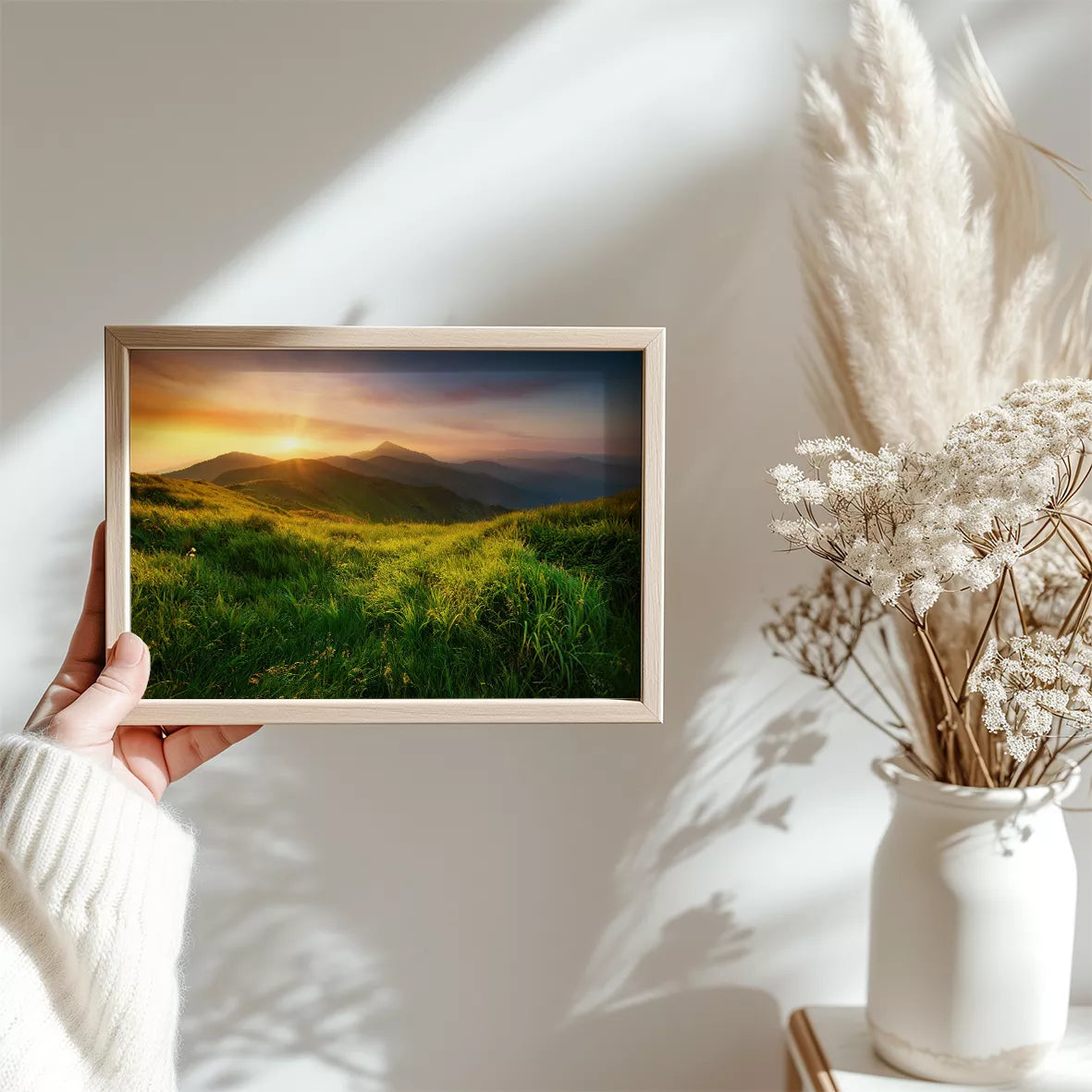 山の日の出と緑の草原が織りなす自然風景