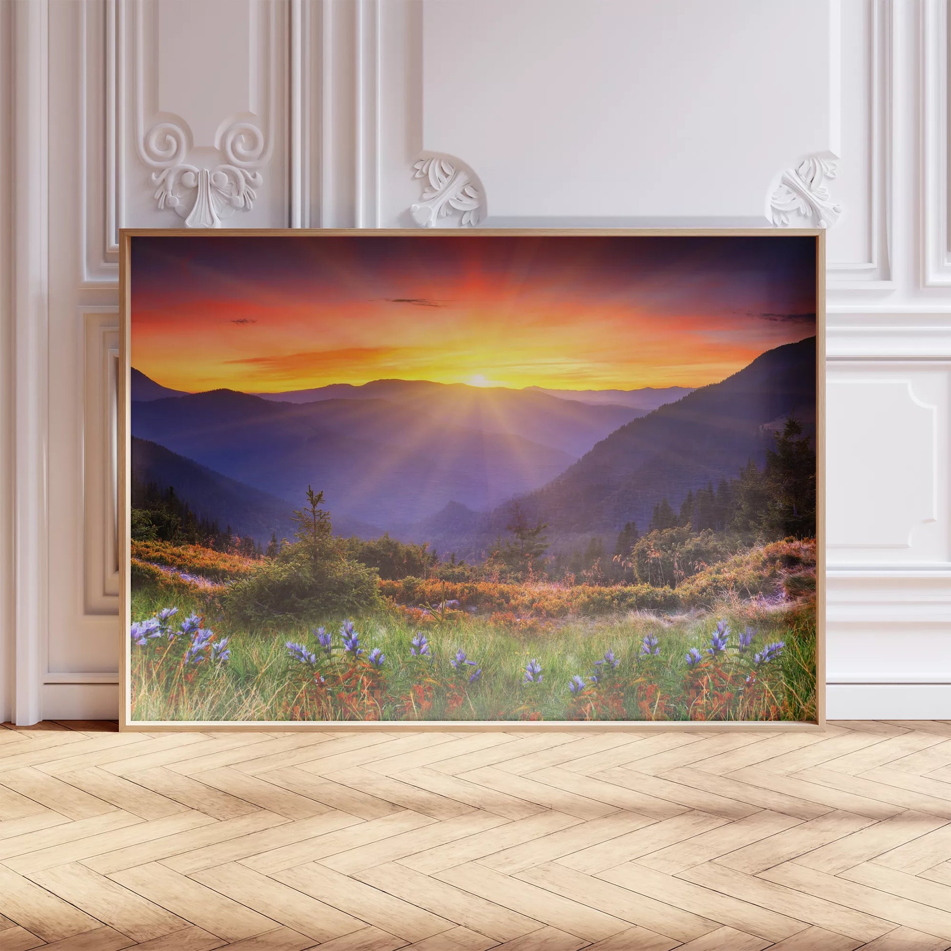 夕陽に染まる山々と高原に咲く紫の野花の風景