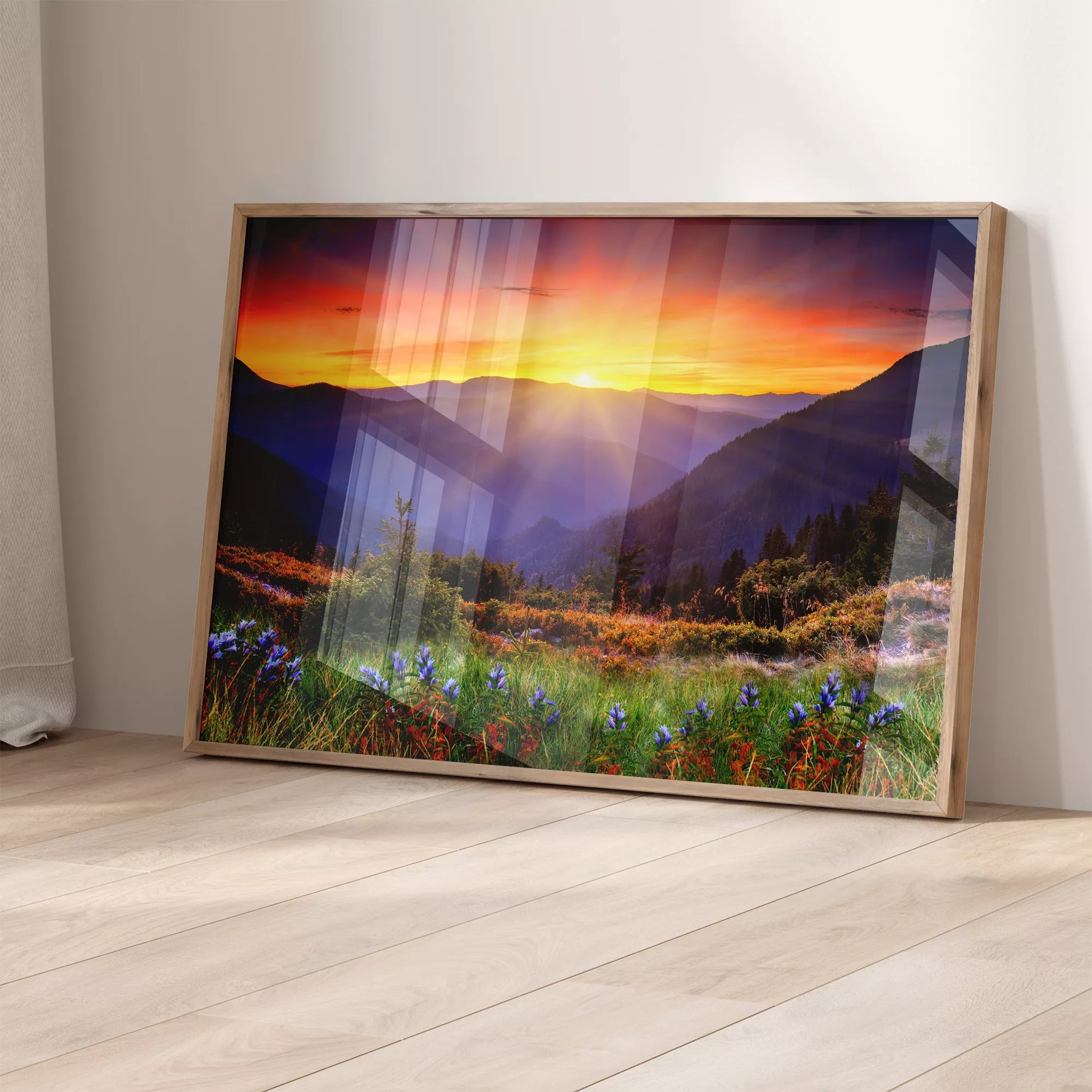 夕陽に染まる山々と高原に咲く紫の野花の風景