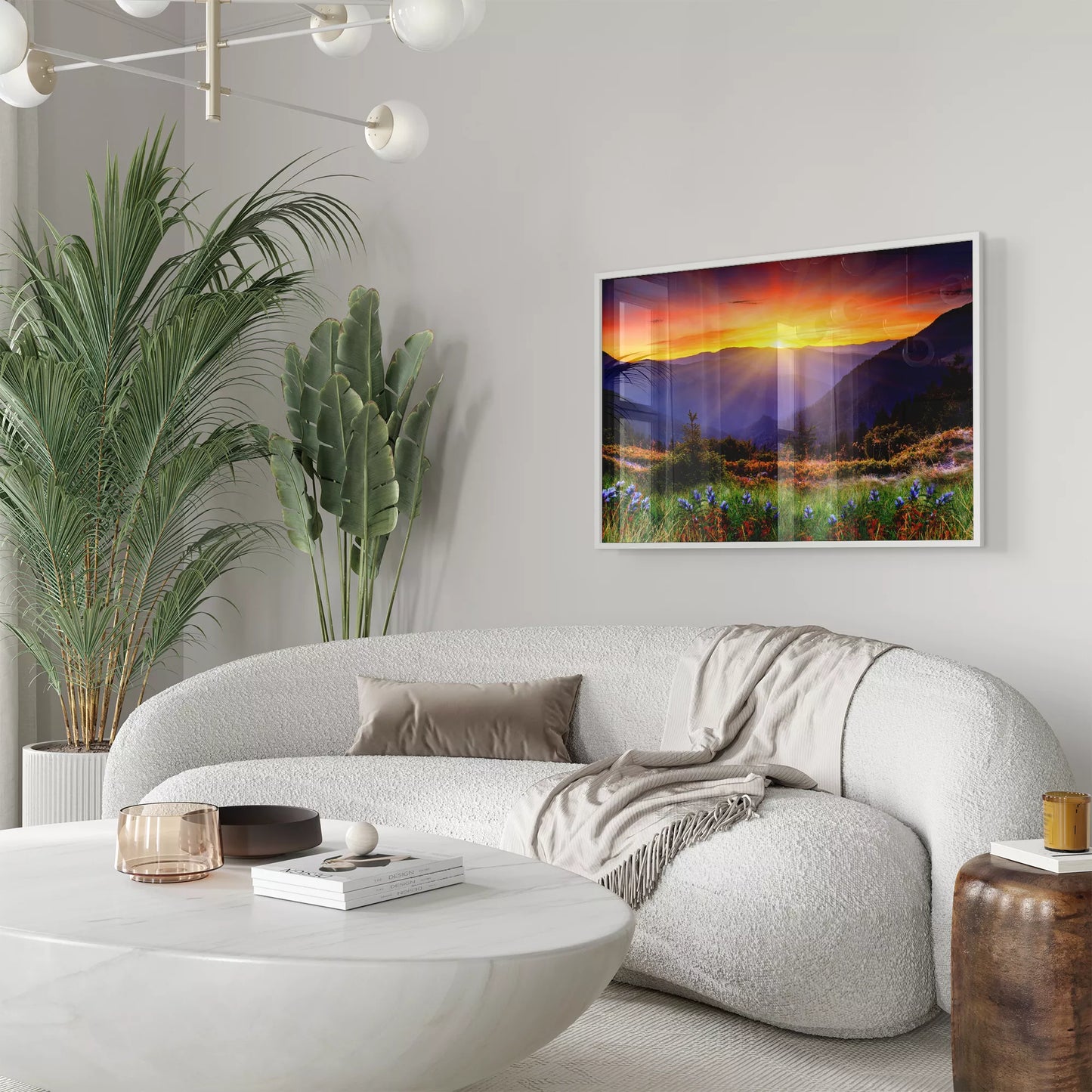 夕陽に染まる山々と高原に咲く紫の野花の風景