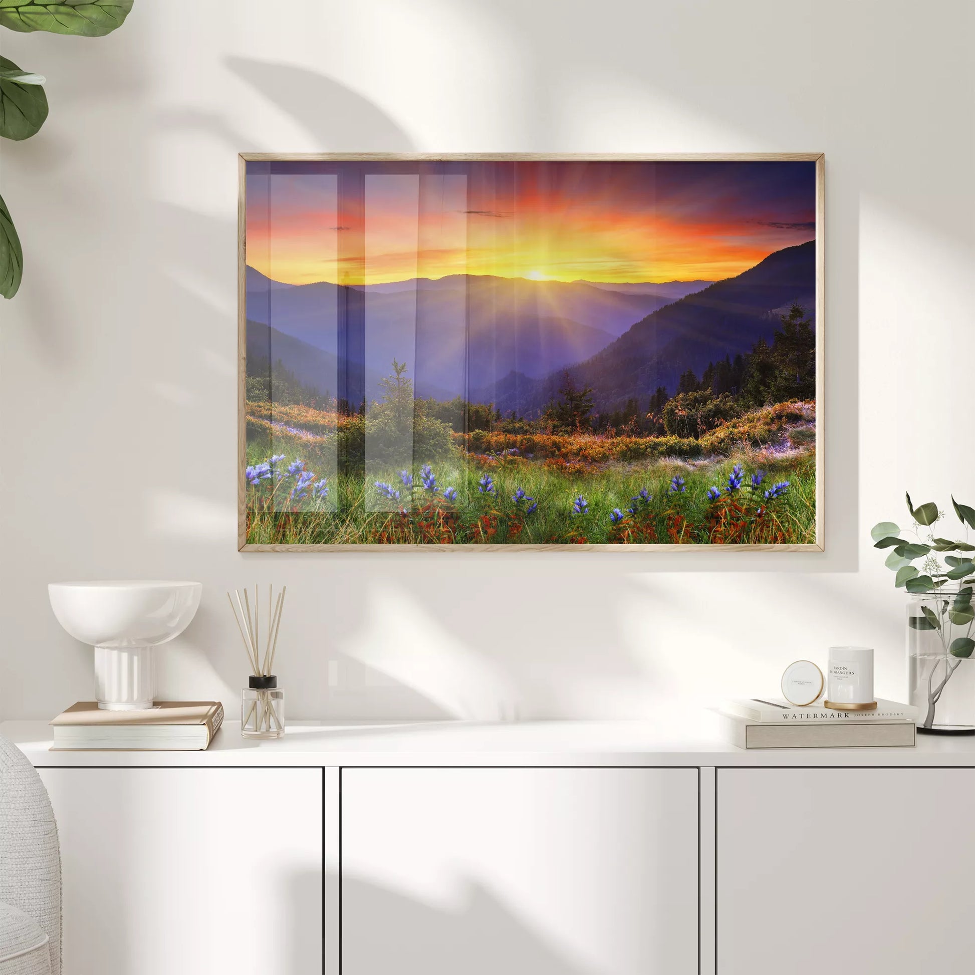 夕陽に染まる山々と高原に咲く紫の野花の風景