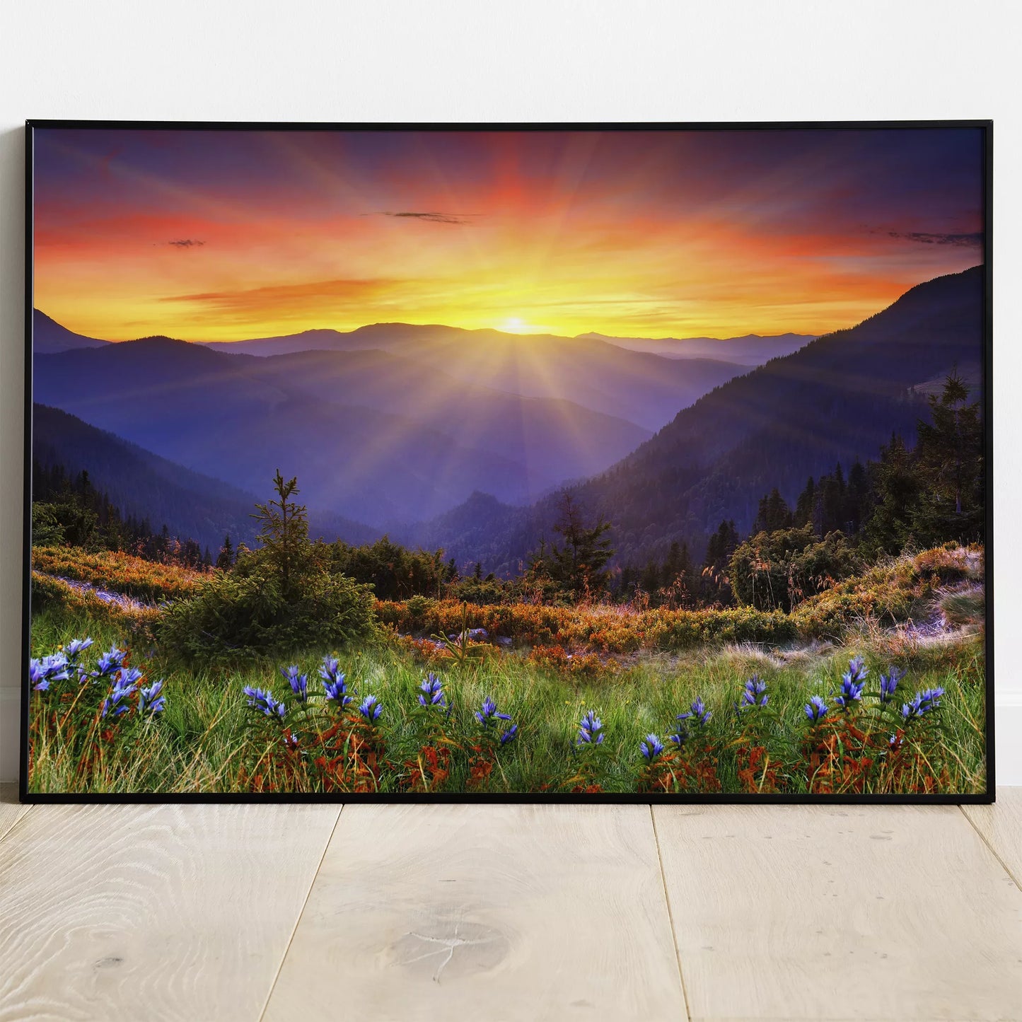 夕陽に染まる山々と高原に咲く紫の野花の風景