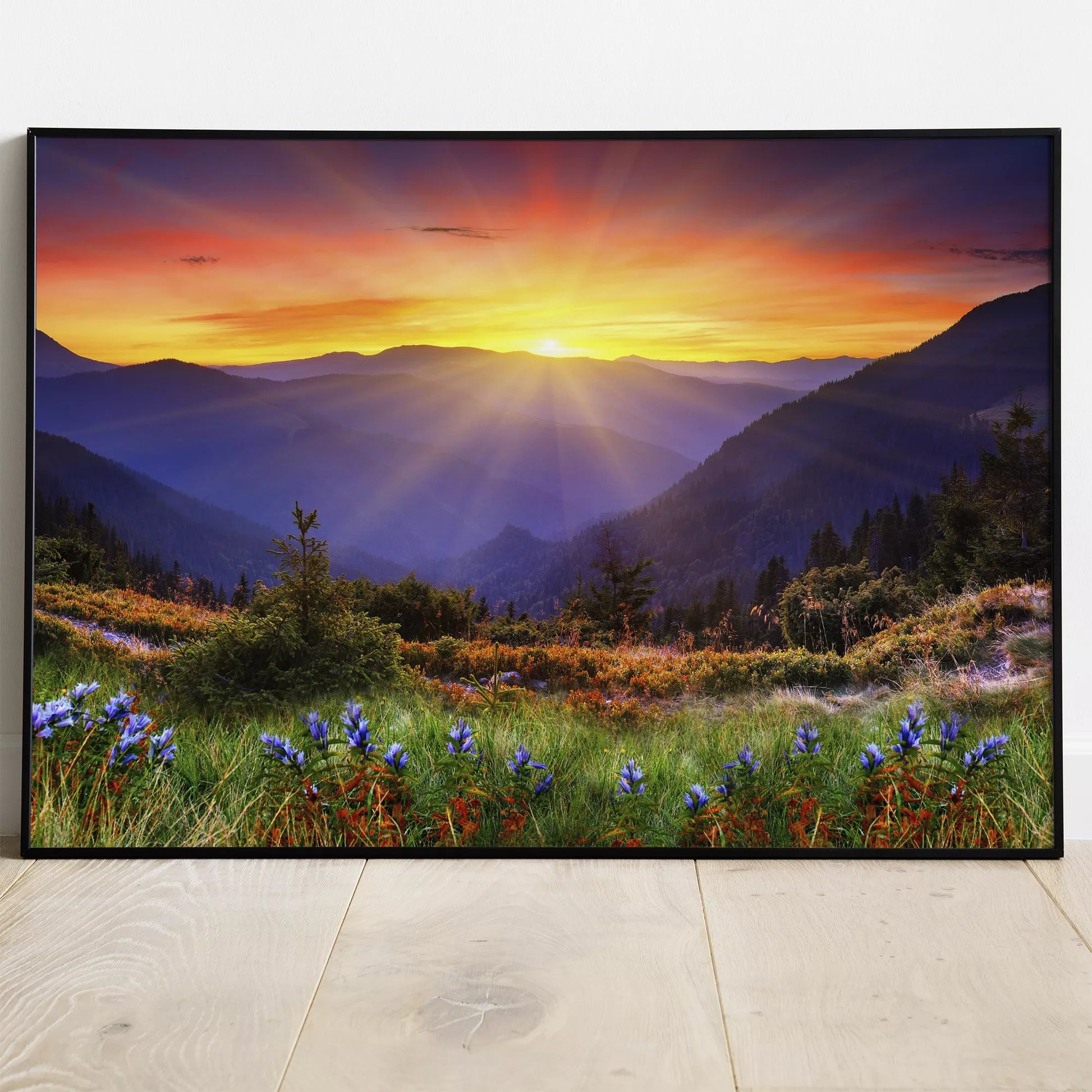 夕陽に染まる山々と高原に咲く紫の野花の風景