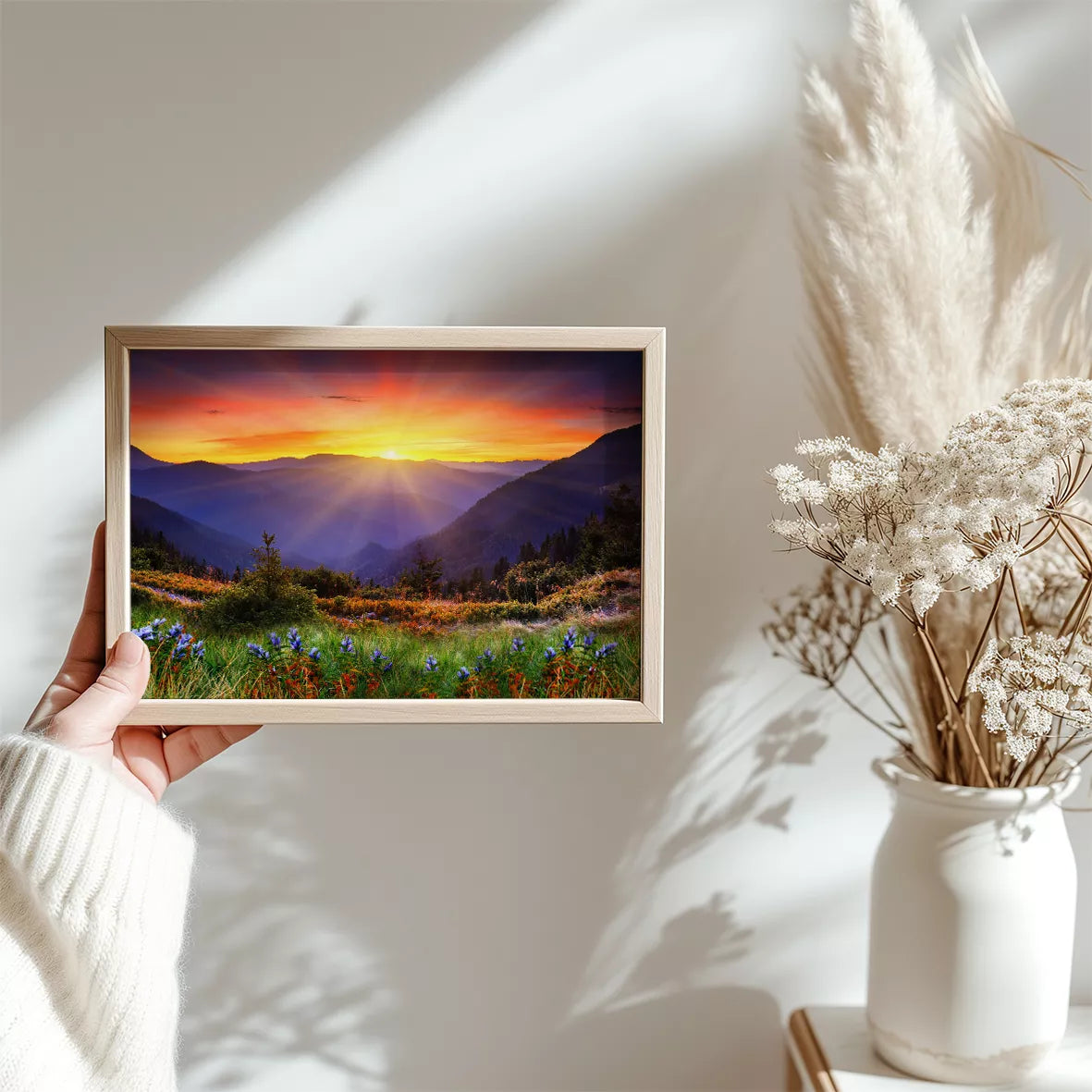 夕陽に染まる山々と高原に咲く紫の野花の風景