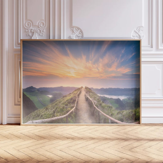 夕陽に照らされた山道からの絶景パノラマ風景