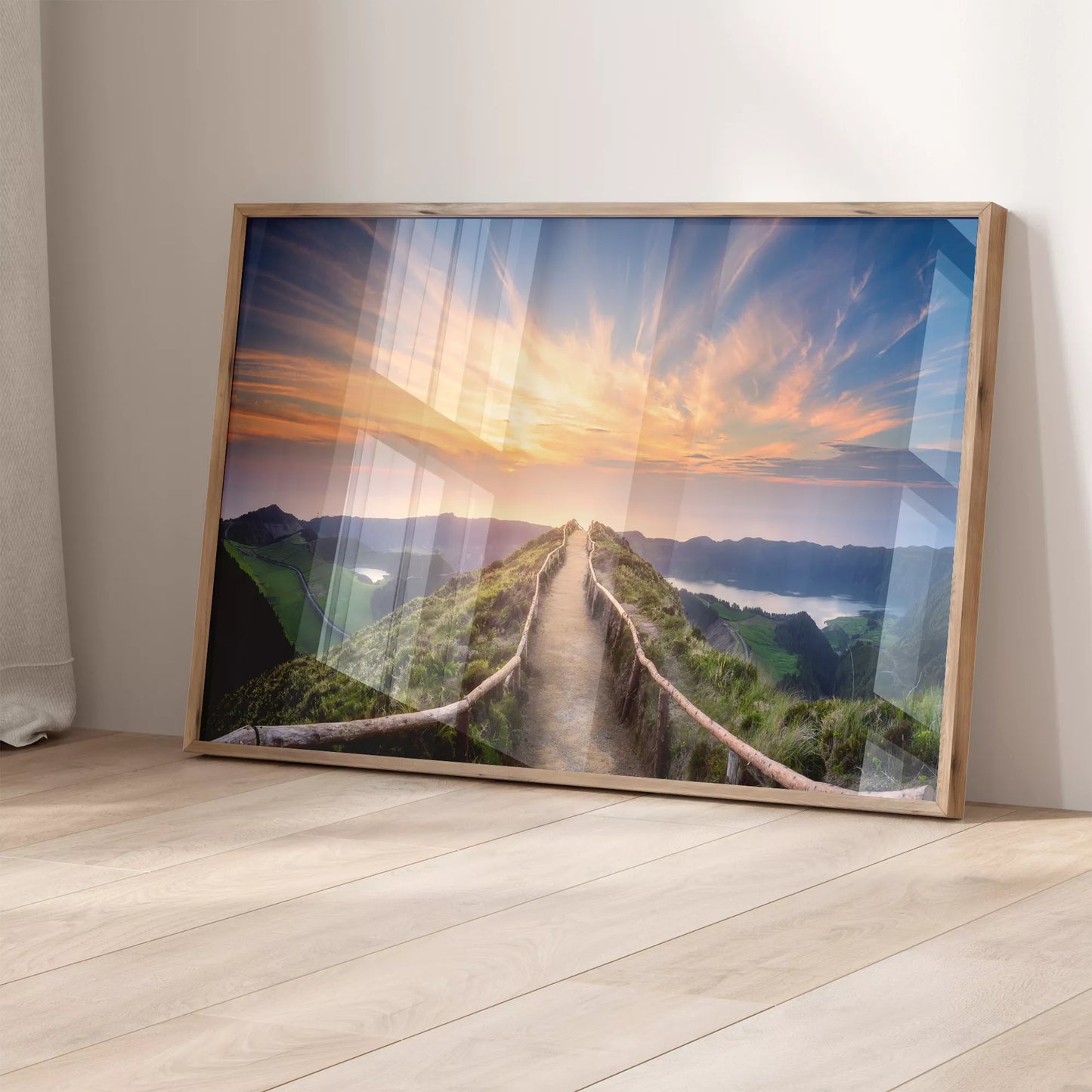 夕陽に照らされた山道からの絶景パノラマ風景