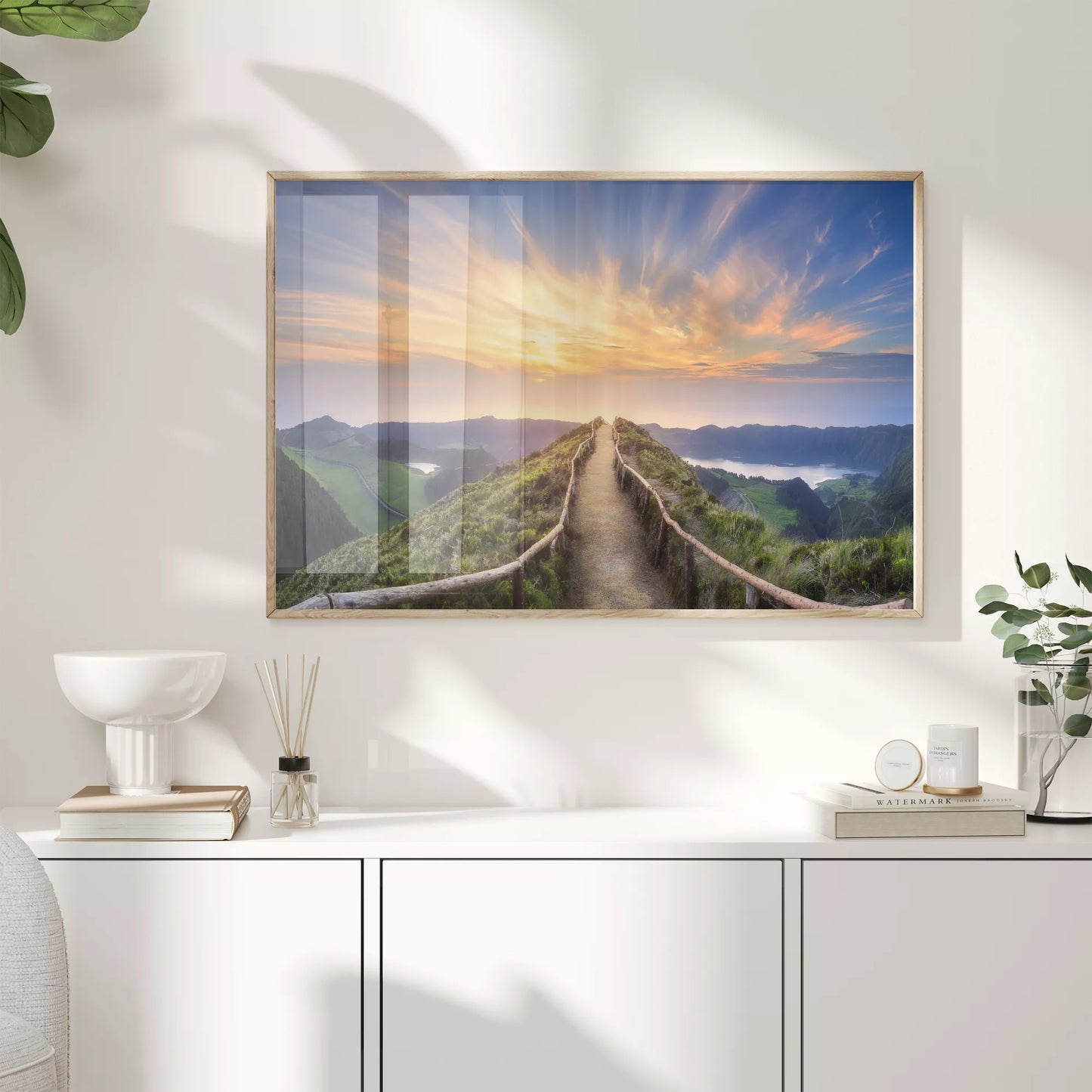 夕陽に照らされた山道からの絶景パノラマ風景