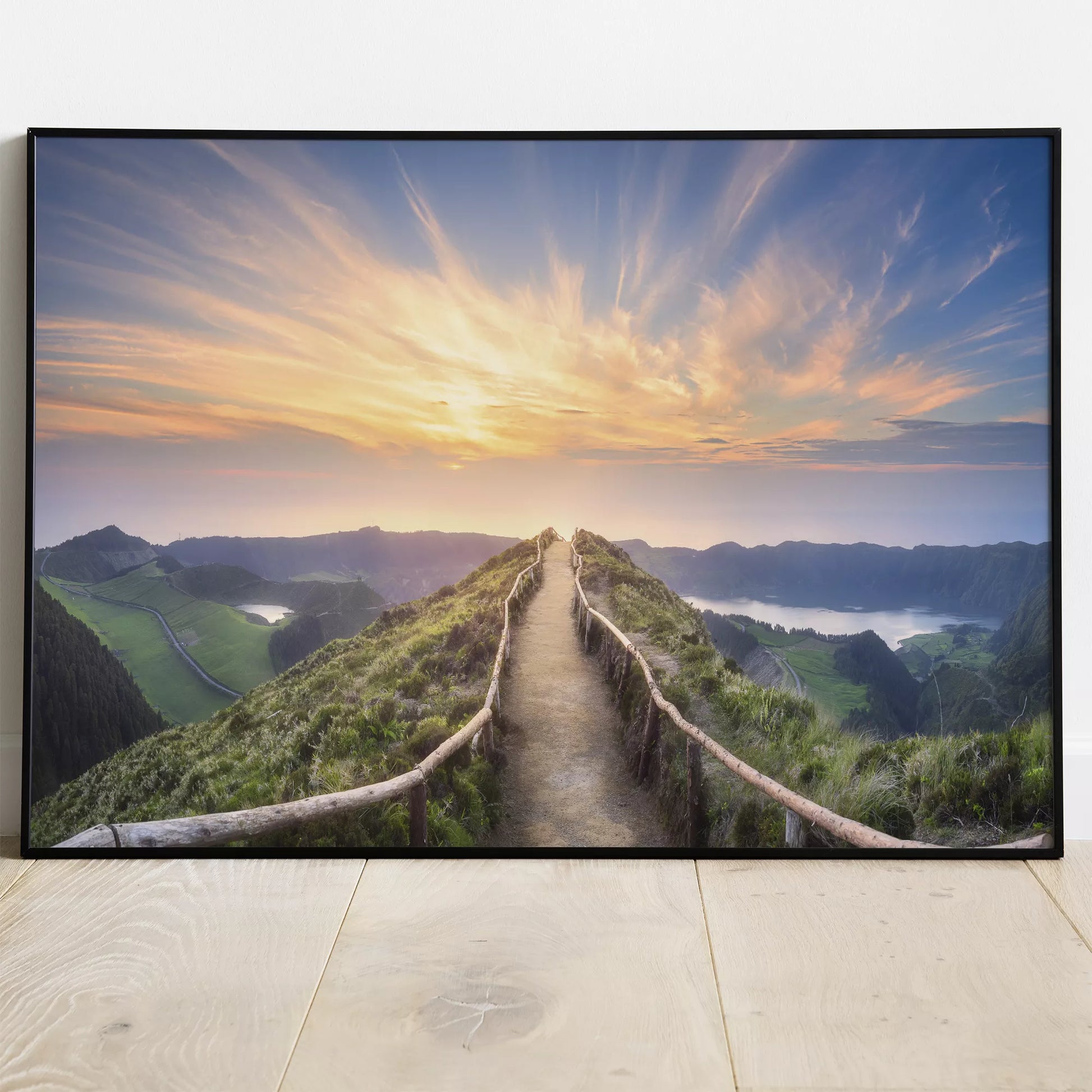 夕陽に照らされた山道からの絶景パノラマ風景