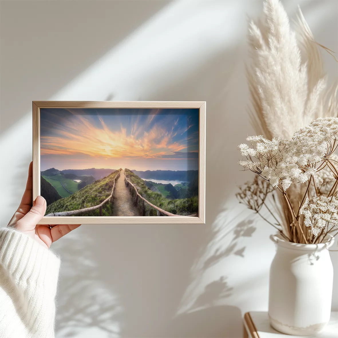 夕陽に照らされた山道からの絶景パノラマ風景